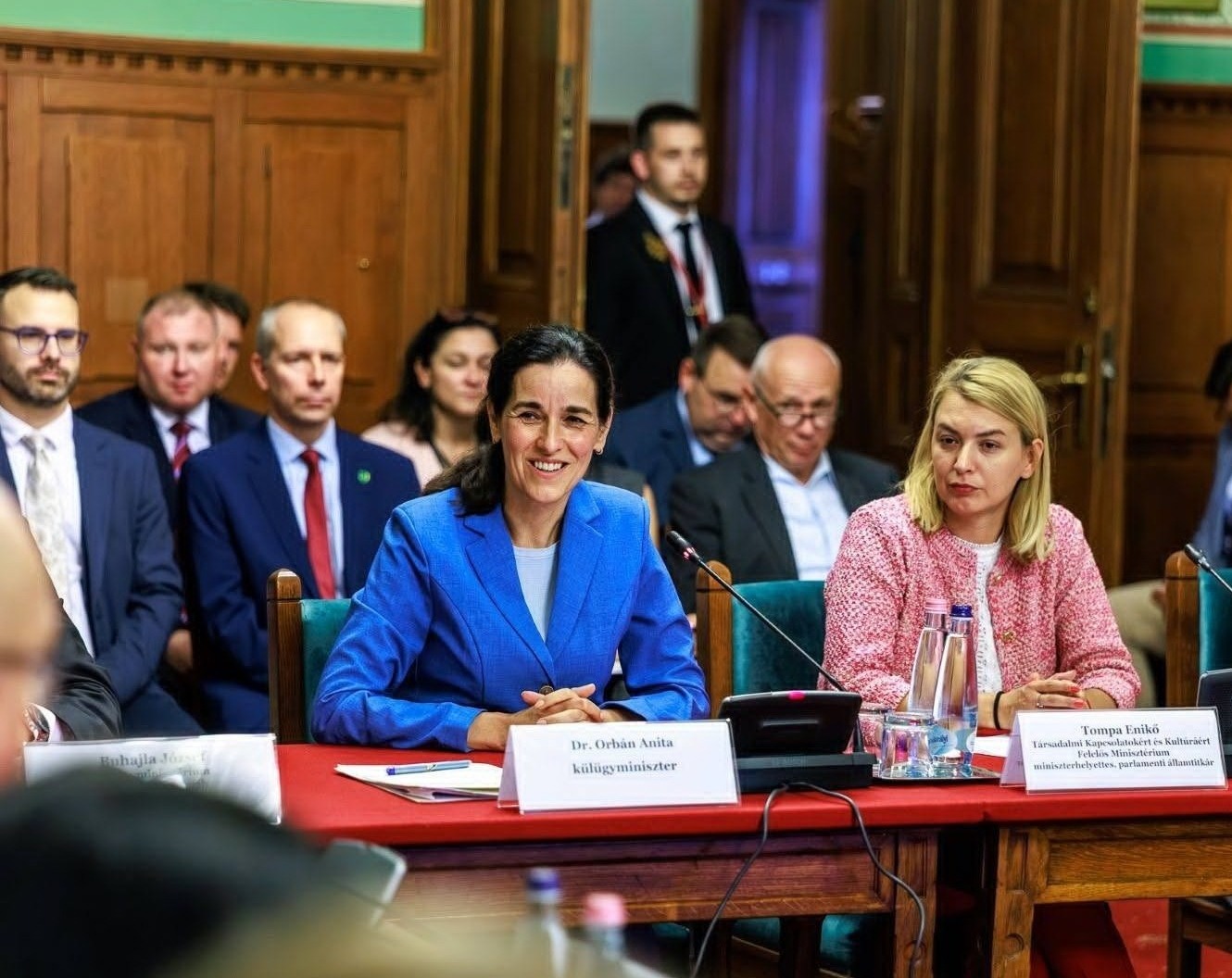 Orbán Anita külügyminiszter és Tompa Enikő miniszterhelyettes a Magyarságpolitikai Bizottság július 16-i ülésén l Fotó: Facebook