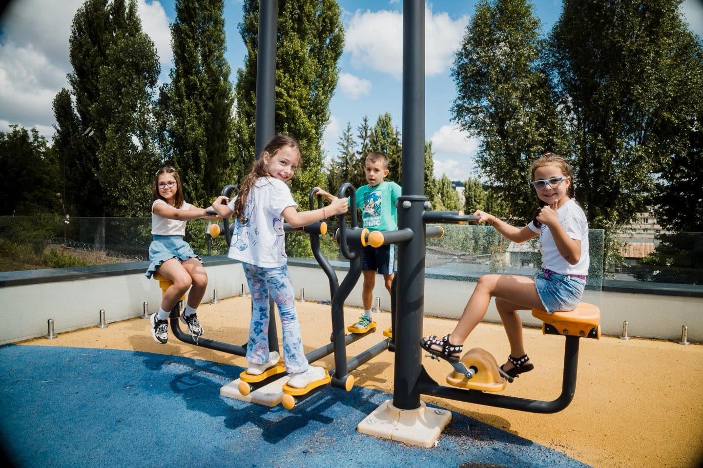 Cserealja park - játszótéri elemek.