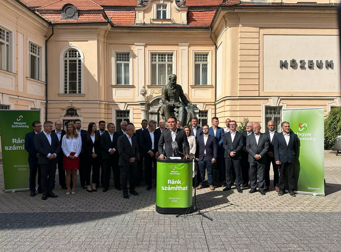 Bemutatva a Magyar Szövetség Nyitra megyei jelöltjeit a komáromi Jókai-szobor előtt tart sajtótájékoztatót Gubík László július 23-án | Fotó: ma7/ Andrejkovič Tamás