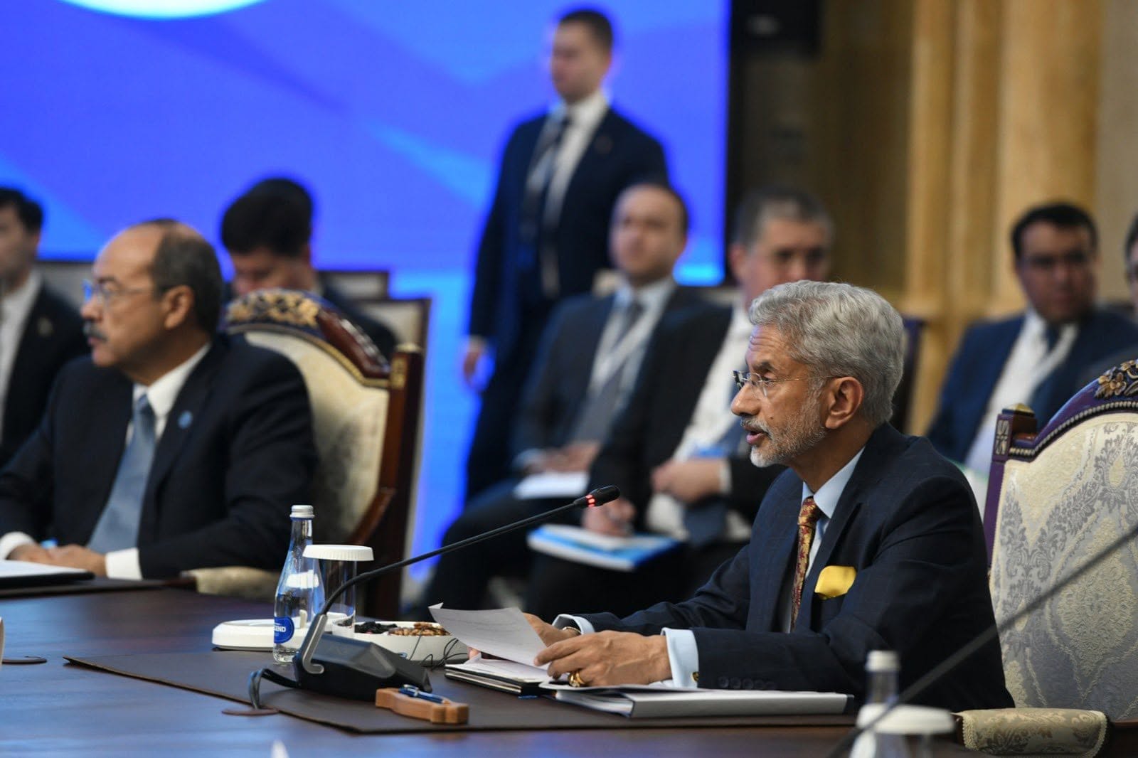 Szubrahmanjan Dzsajsankar a pozsonyi GLOBSEC 2022 biztonságpolitikai fórumon egy panelbeszélgetés keretében arra a moderátori kérdésre, hogy India miért nem foglal egyértelműen állást és miért nem ítéli el Oroszországot, úgy fogalmazott, hogy „Európának ki kell nőnie abból a gondolkodásmódból, hogy Európa problémái a világ problémái, de a világ problémái nem Európa problémái.” Fotó: Eurasia Center