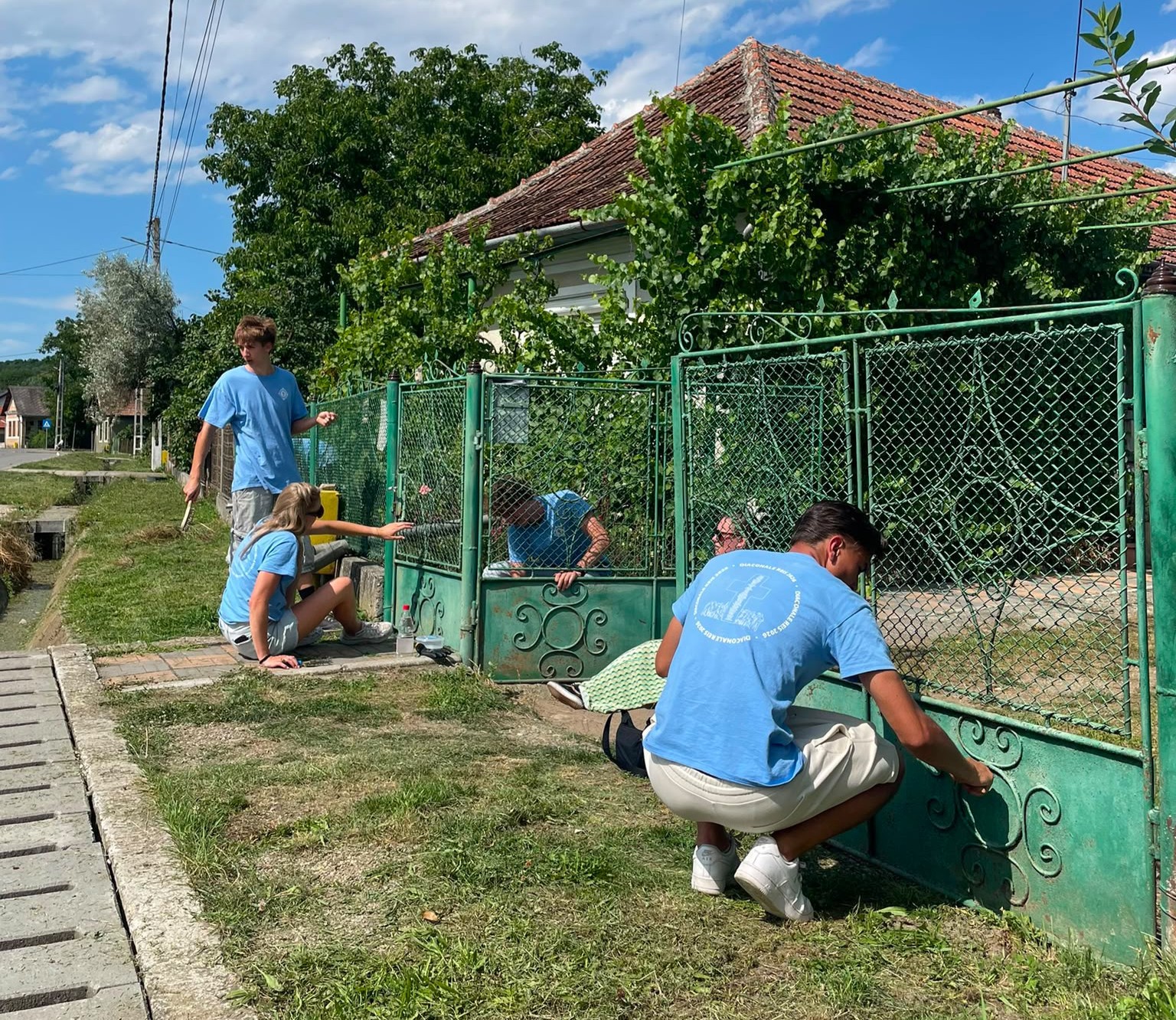 Idős helyi embereknek segítettek 