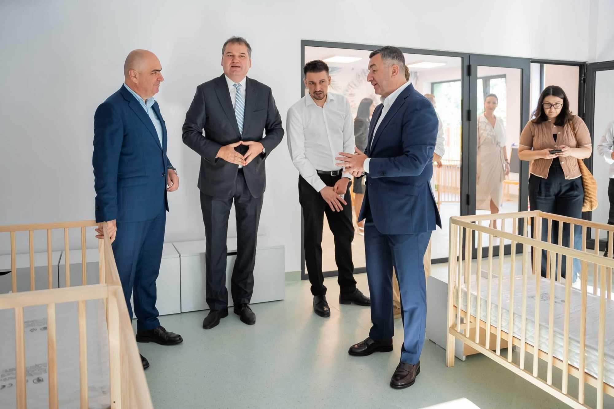 Ilie Bolojan és Cseke Attila is részt vett a bölcsőde átadásán | Fotó: Cseke Attila Facebook oldala