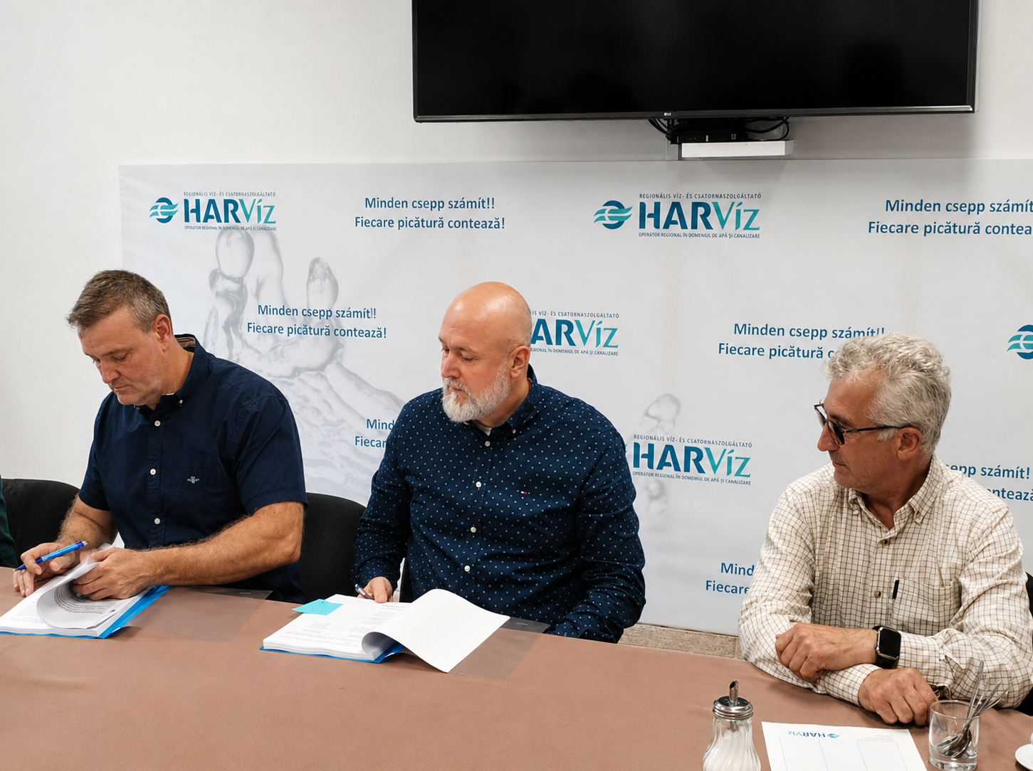Isán István Csongor (középen) a Harvíz Rt. új vezérigazgatója. | Fotó: F.E.