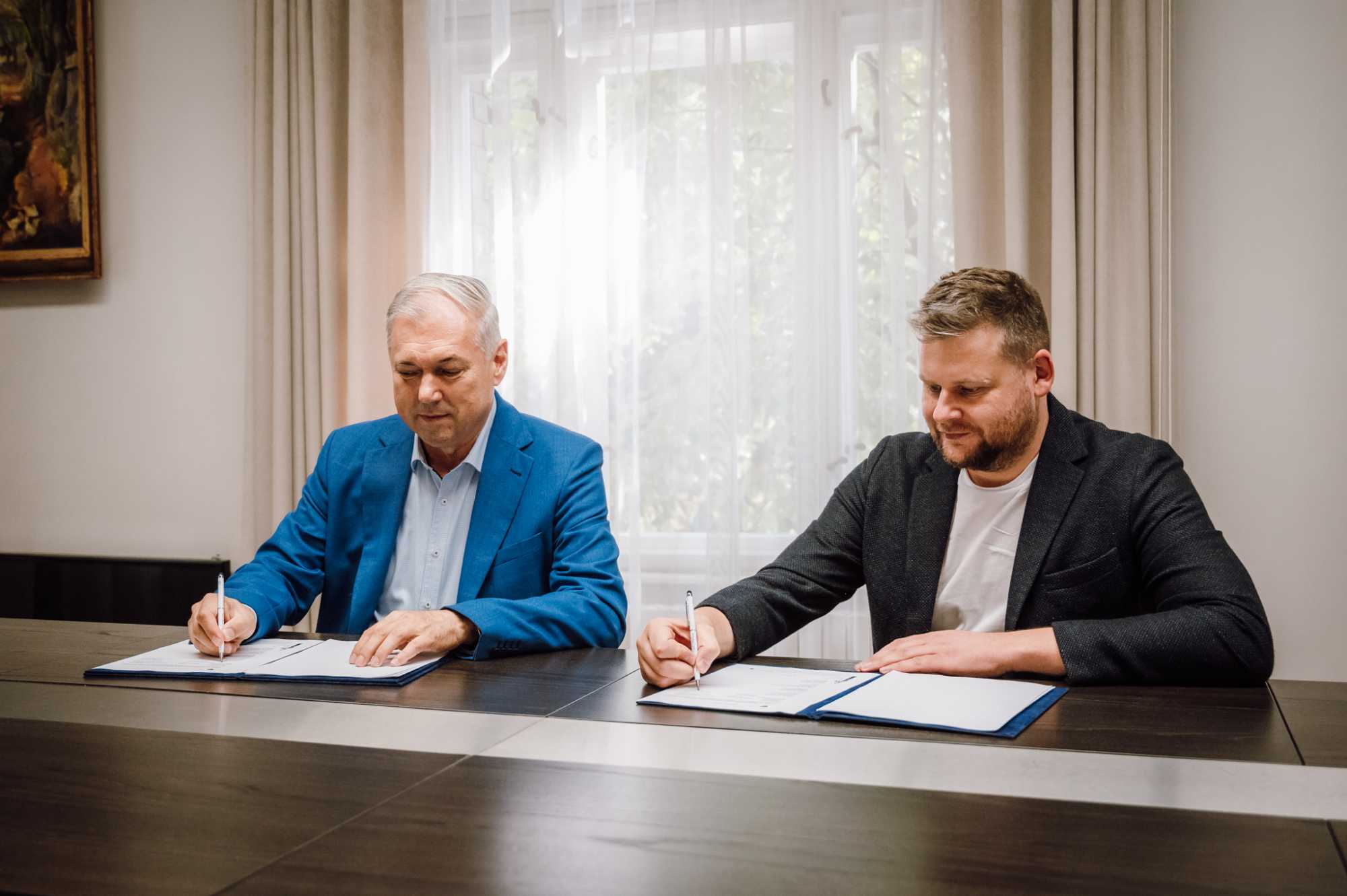 Péter Ferenc és a munkálatokat kivitelező cég képviselője | Fotó: Bereczky Sándor