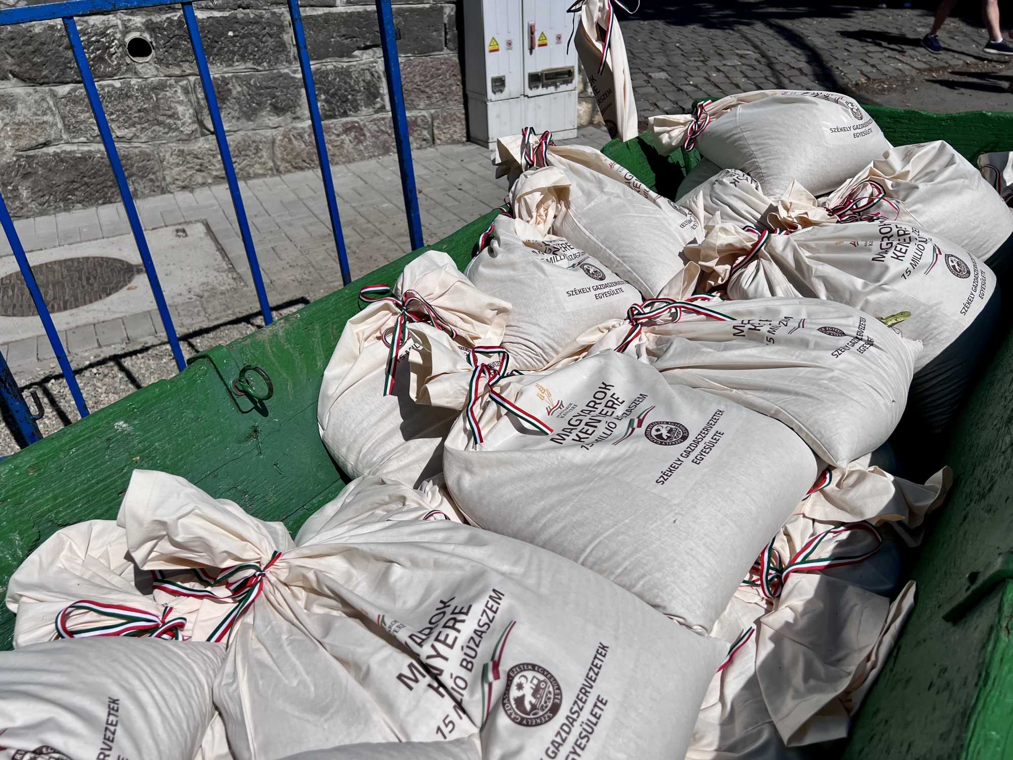 Nyárádszereda főterén helyezték el a feliratos zsákokat | Fotó: Rákóczi Kinga