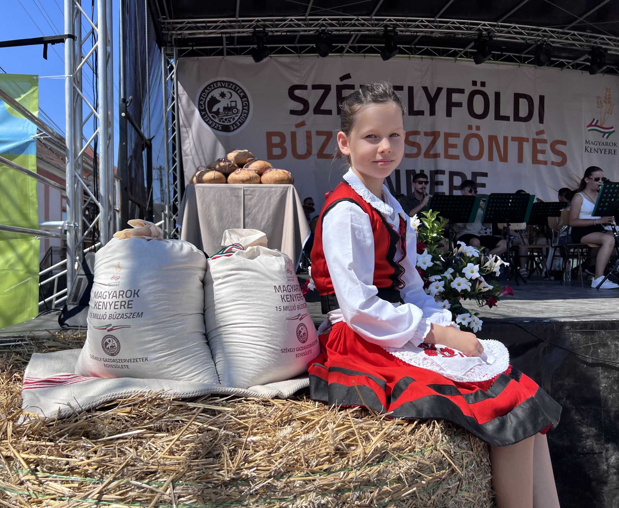 Székelyruhás gyerekek, fiatalok és felnőttek vették körül a színpadot | Fotó: Rákóczi Kinga
