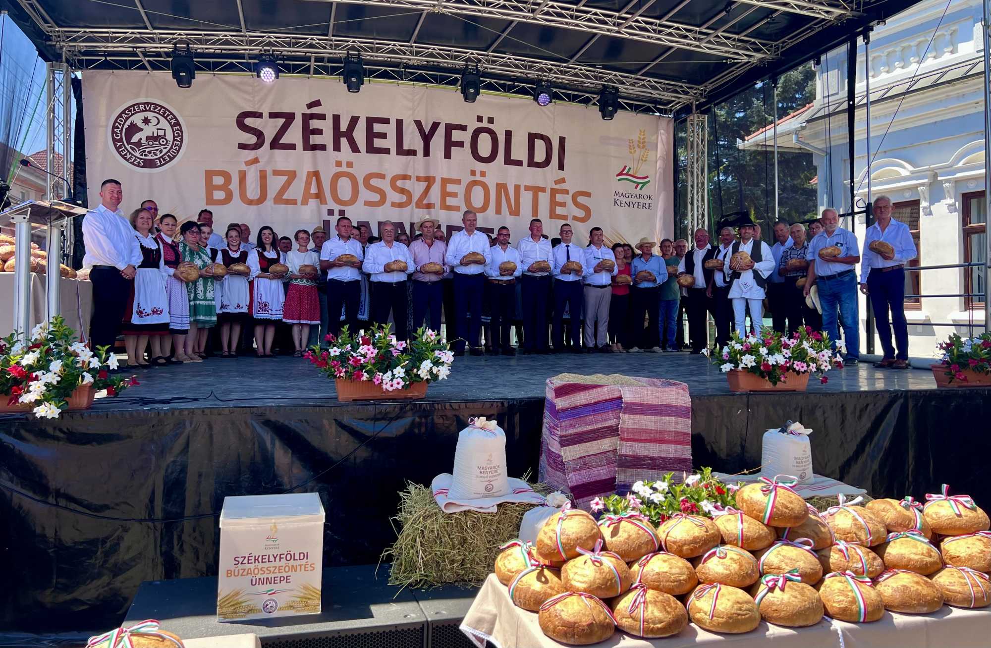 Maros, Hargita, Kovászna, Brassó és Bákó megye képviselői hoztak búzát a közösbe | Fotó: Rákóczi Kinga