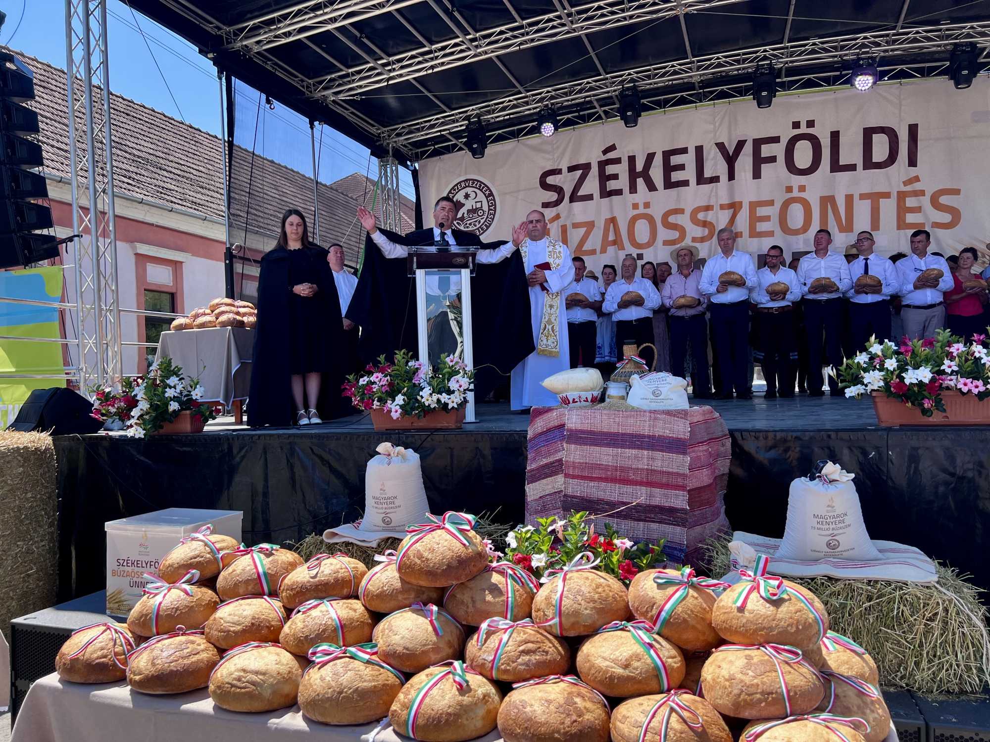 Jakab Emese unitárius, Tőkés Attila református és Gál Hunor római katolikus lelkészek áldották meg a Magyarok Kenyerét | Fotó: Rákóczi Kinga