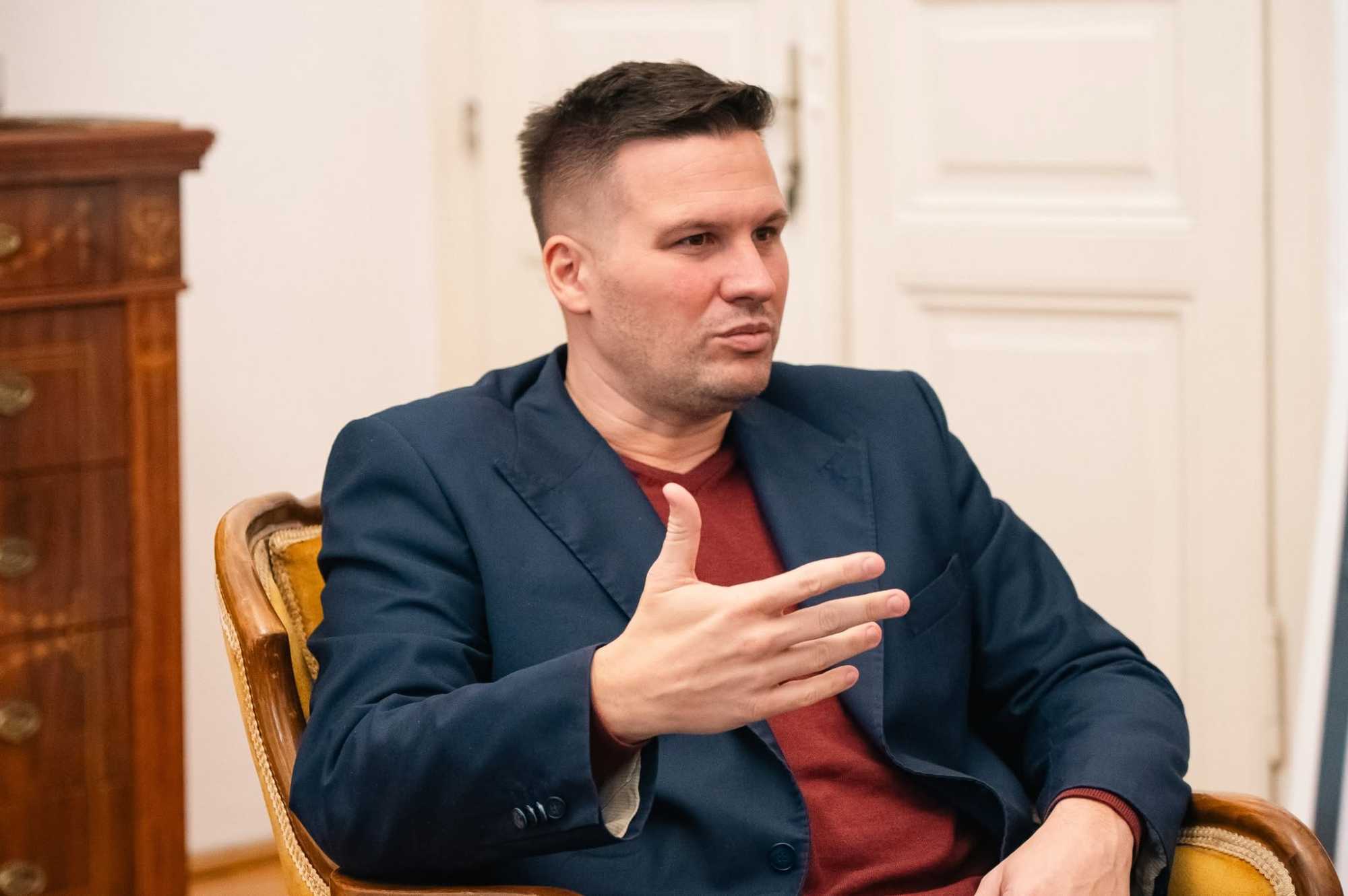 Grezsa Csaba főkonzul.