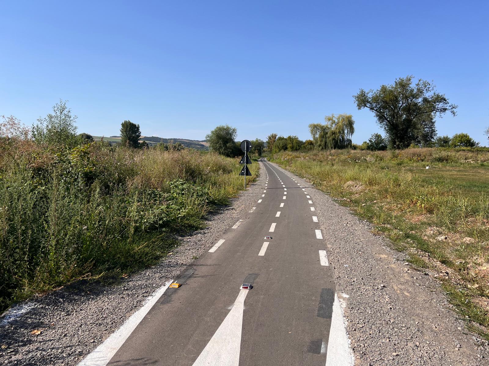 A két méter széles 10 km hosszú kerékpárút marosszetgyörgyi elágazása. | Fotó: Rákóczi Kinga
