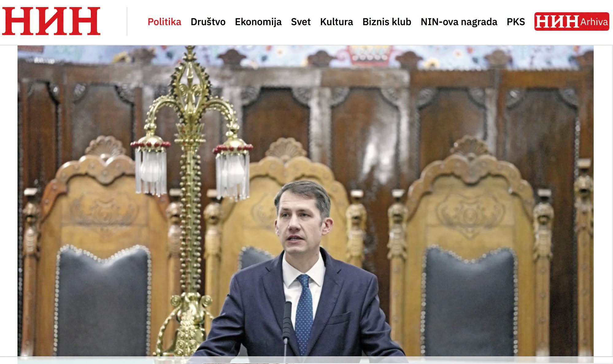 A NIN hetilap Pásztor Bálinttal készült interjújának nyitóképe l Fotó: nin.rs/