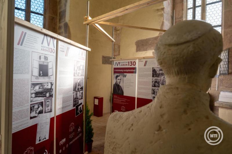 A Márton Áron, Erdély püspöke című kiállítás a Szent Mihály-templomban Kolozsváron. | MTI/Kiss Gábor