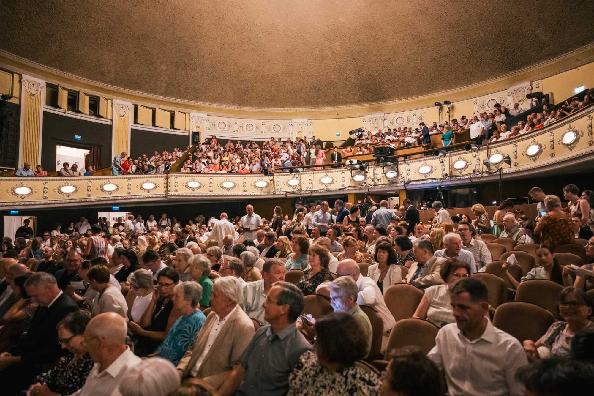 Rengetegen voltak kíváncsiak a nyitógálára | Fotó: Facebook/Kelemen Hunor