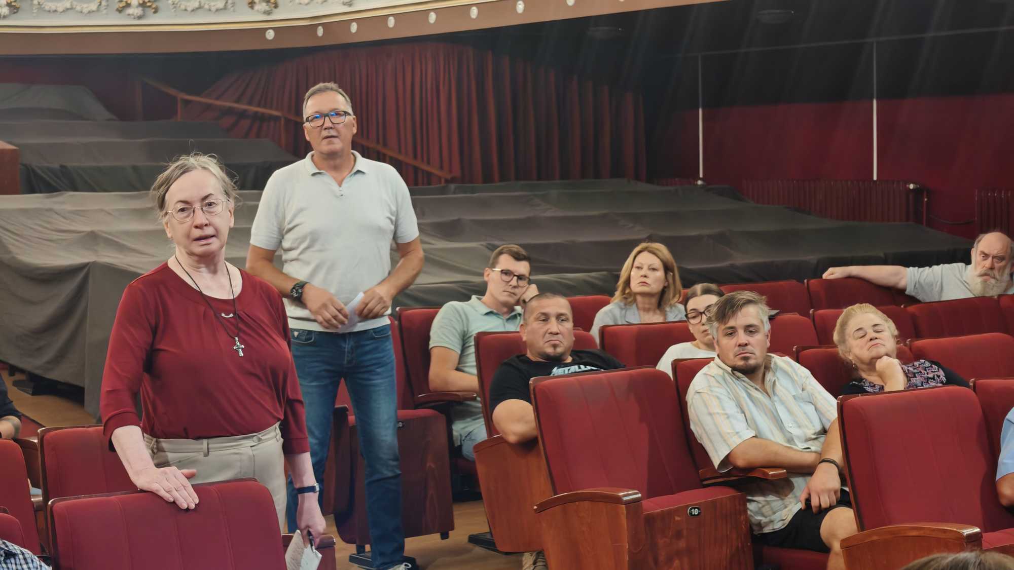 Olasz Gabriella építész és az építkezést kezdeményező Imrea Eusebiu