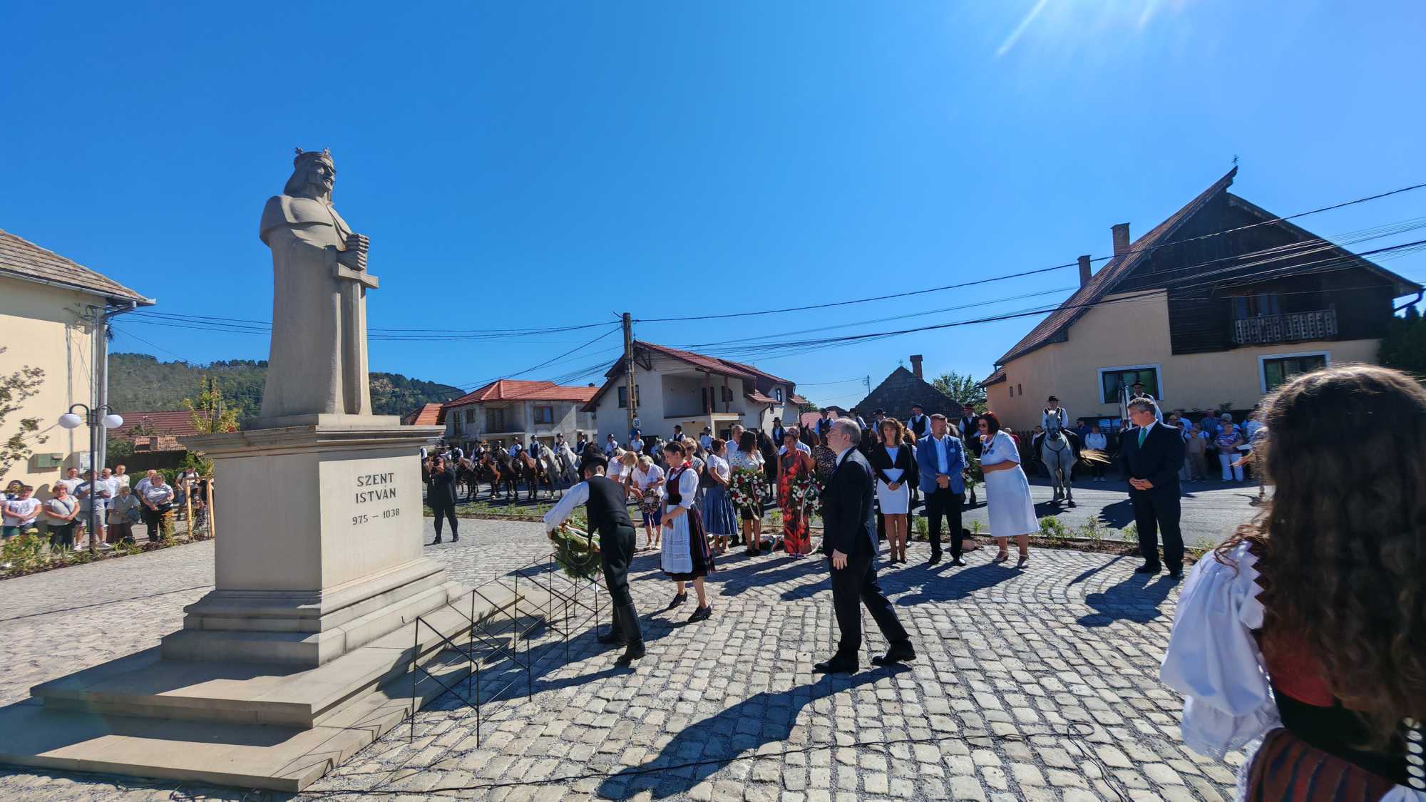 Megkoszorúzták az államalapító szobrát