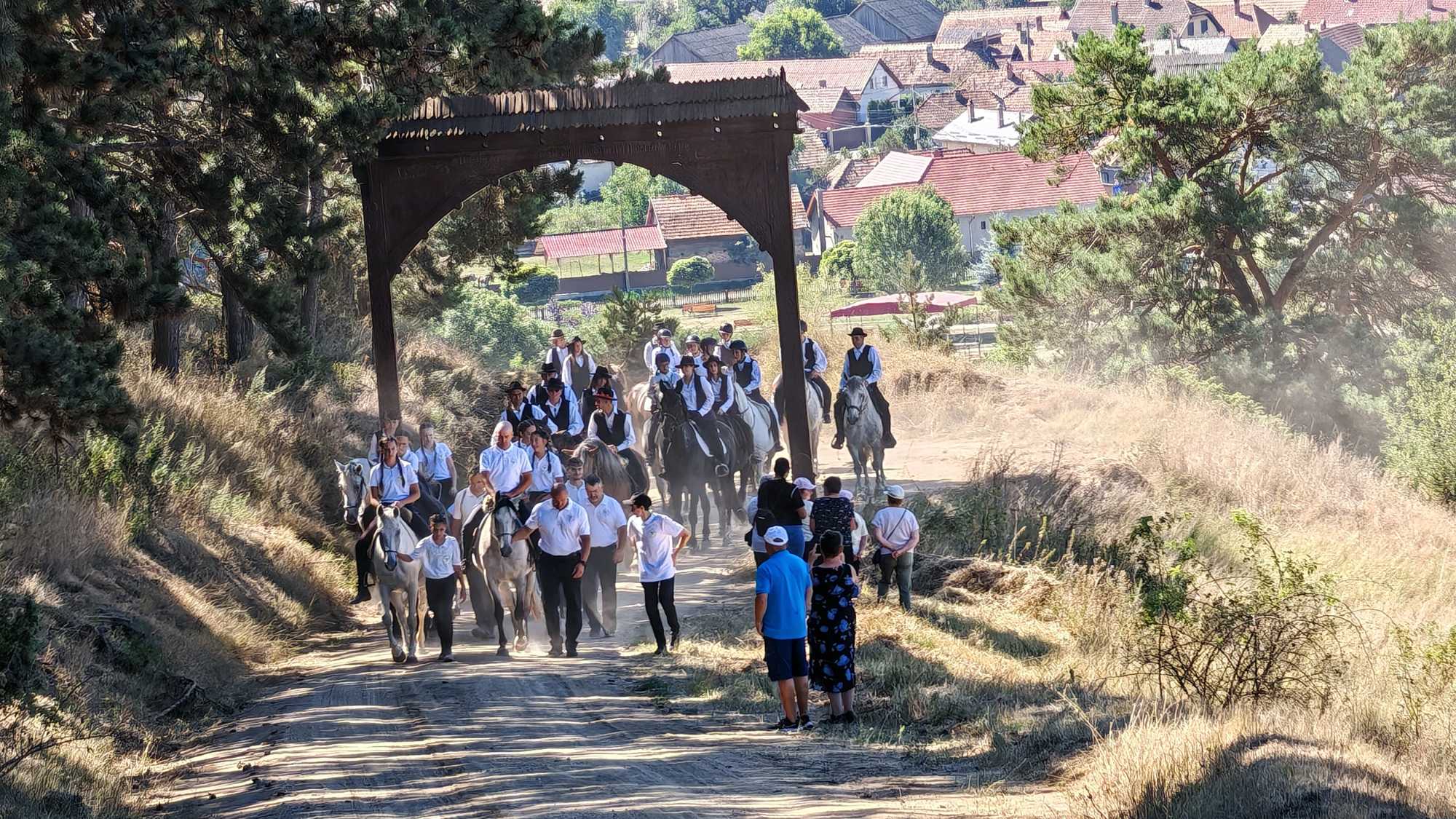 A hívők menetét lovasok vezették