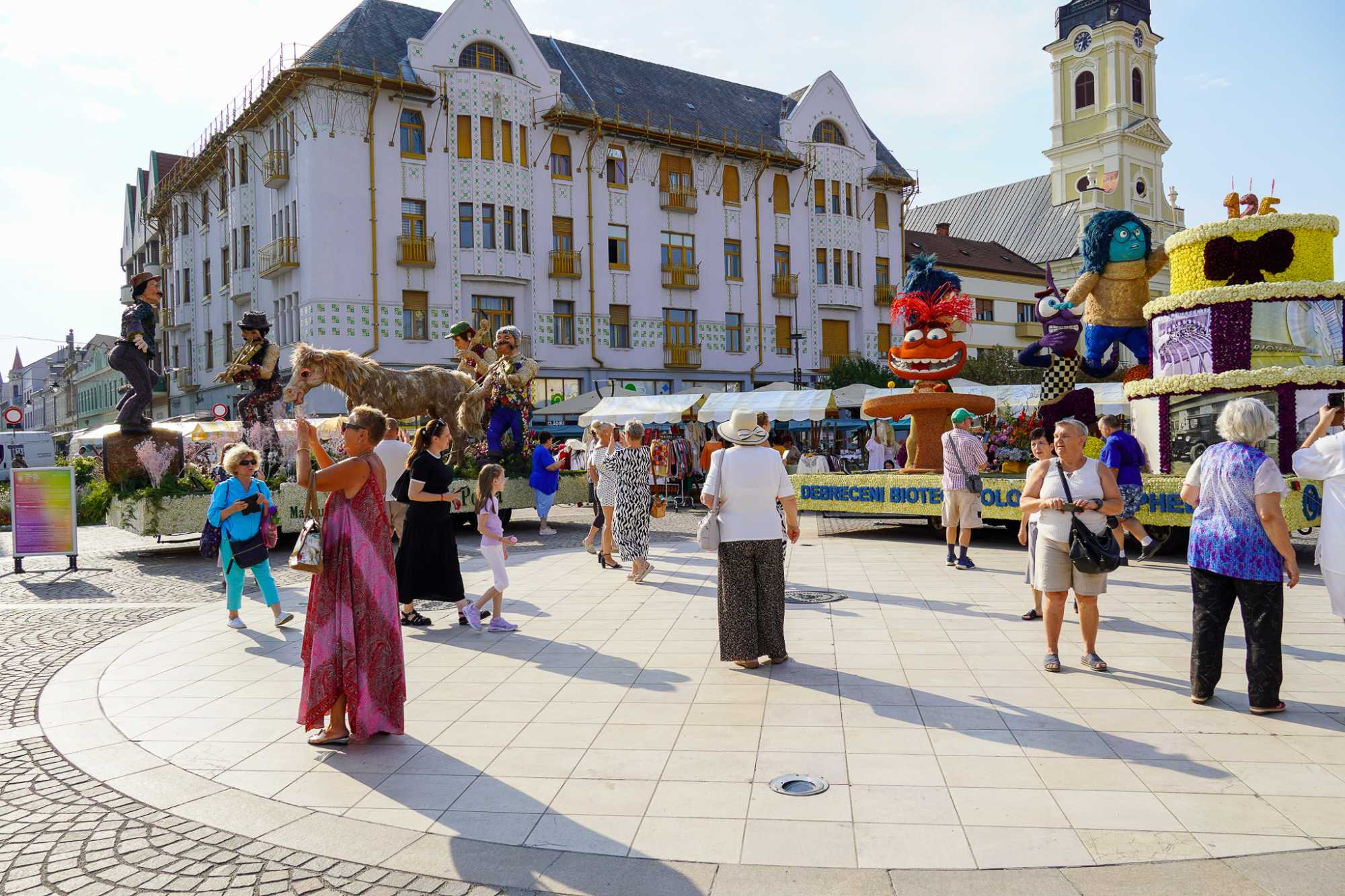 A nagyv&aacute;radi Szent L&aacute;szl&oacute; t&eacute;ren m&aacute;r a reggeli &oacute;r&aacute;kt&oacute;l kezdve nagy &eacute;rdeklőd&eacute;s &ouml;vezte a vir&aacute;gkocsikat. Akinek ideje engedte, az m&eacute;g a reggeli 28-30 Celsius-fokos &bdquo;hűv&ouml;sben&rdquo; vehette szem&uuml;gyre a l&aacute;tnival&oacute;kat, akik azonban k&eacute;sőbb, d&eacute;lt&aacute;jt &eacute;rkeztek, azoknak a 38-40 fokkal kellett megbirk&oacute;zniuk a tűző napon.
