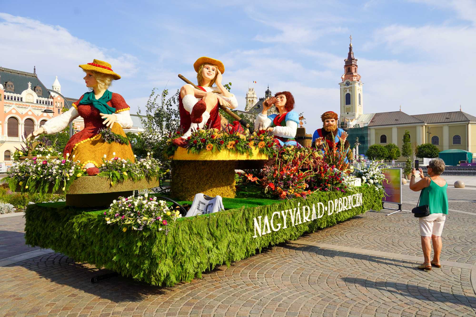 Debrecen &eacute;s Nagyv&aacute;rad id&eacute;n is k&ouml;z&ouml;s kocsival k&eacute;sz&uuml;lt a vir&aacute;gkarnev&aacute;lra, ezt is megtekinthetik a Bihar megyeiek.