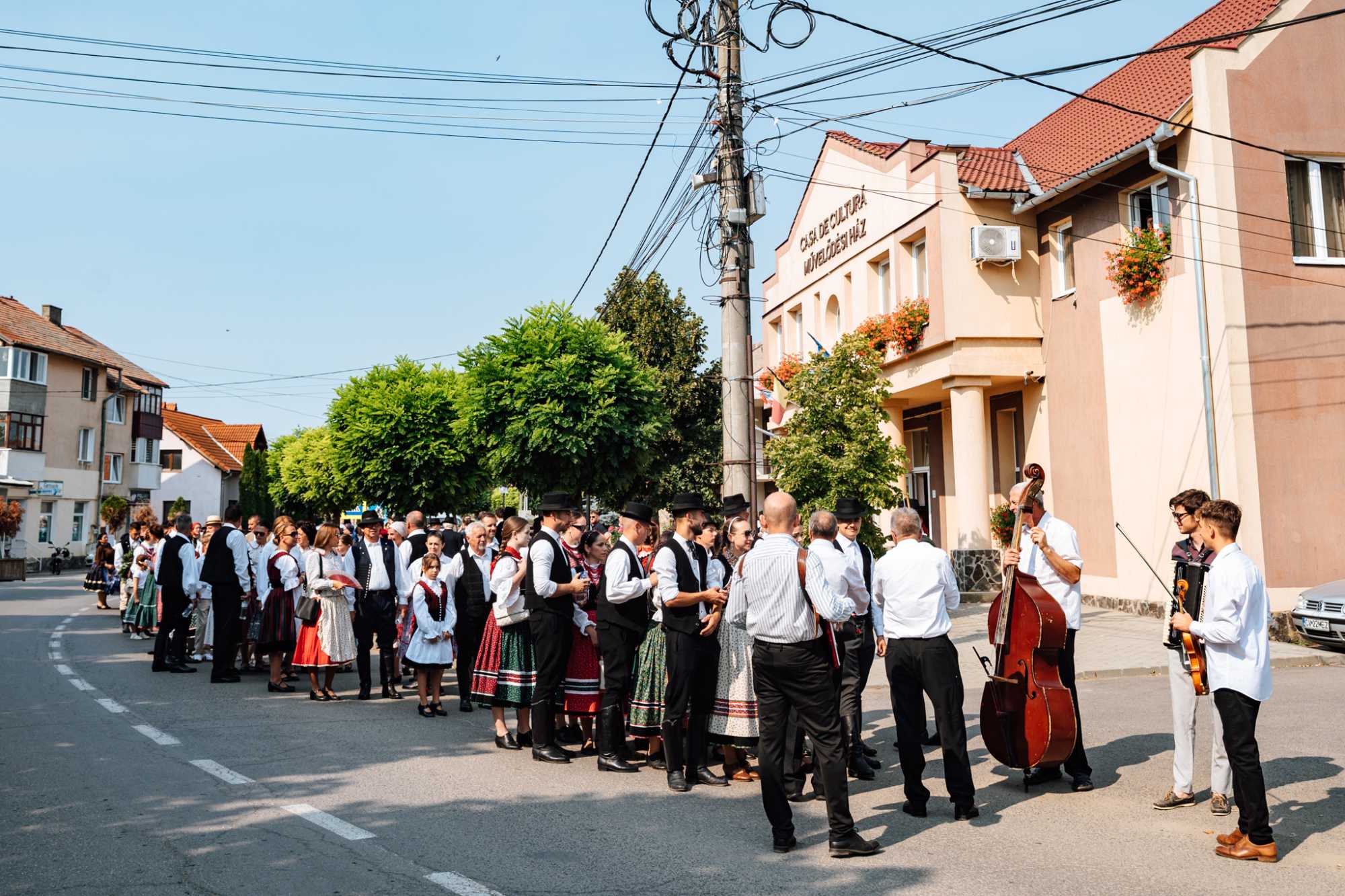 A Petőfi Sándor Művelődési Háztól népviseltben vonultak a templomig
