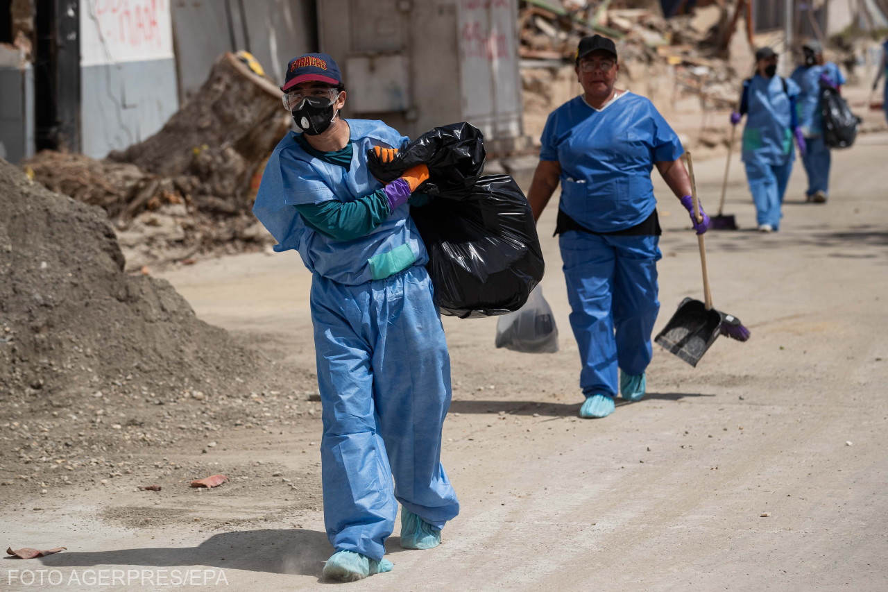 Önkéntesek vesznek részt egy takarítási akcióban La Guairában, Venezuelában.
