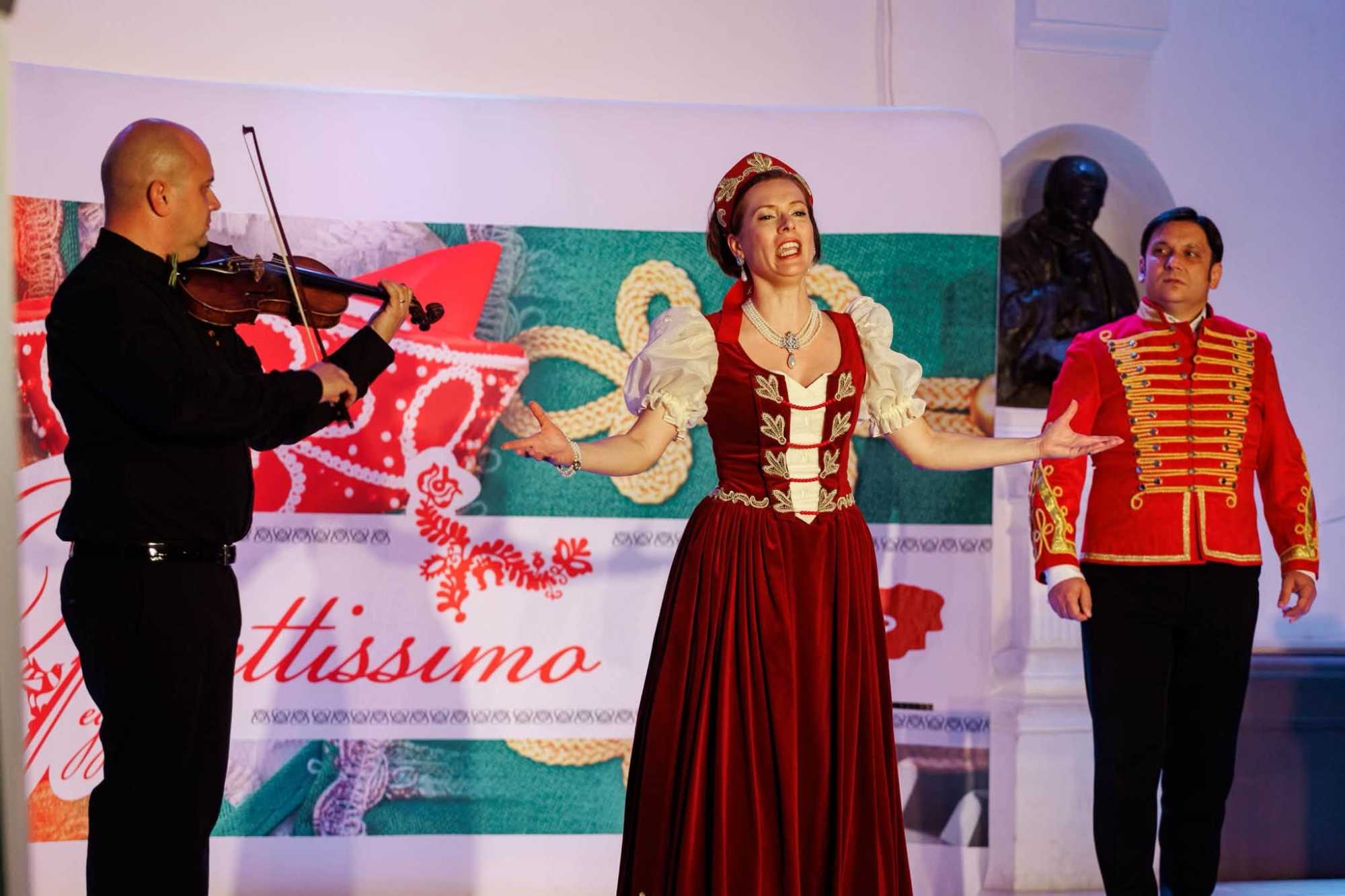 Operettissimo-koncertet és szeretetvendégséget is rendeztek a szépkorúak számára. 