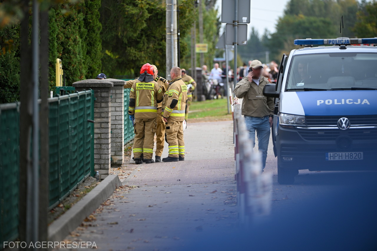 A sürgősségi szolgálatok munkatársai az iskola előtt, ahol egy 15 éves három embert támadott meg. | Fotó: Agerpres