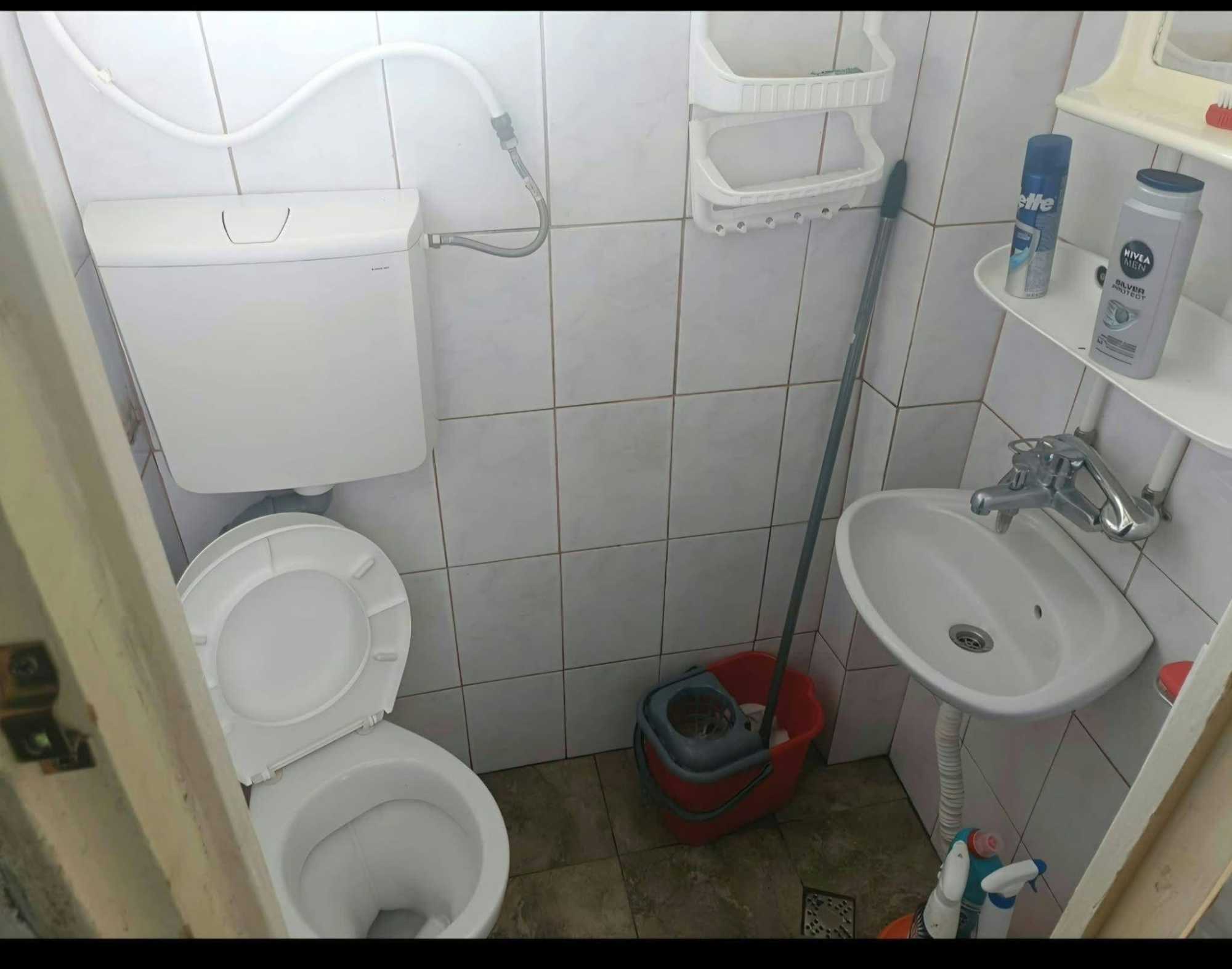 A privát fürdőszoba. 