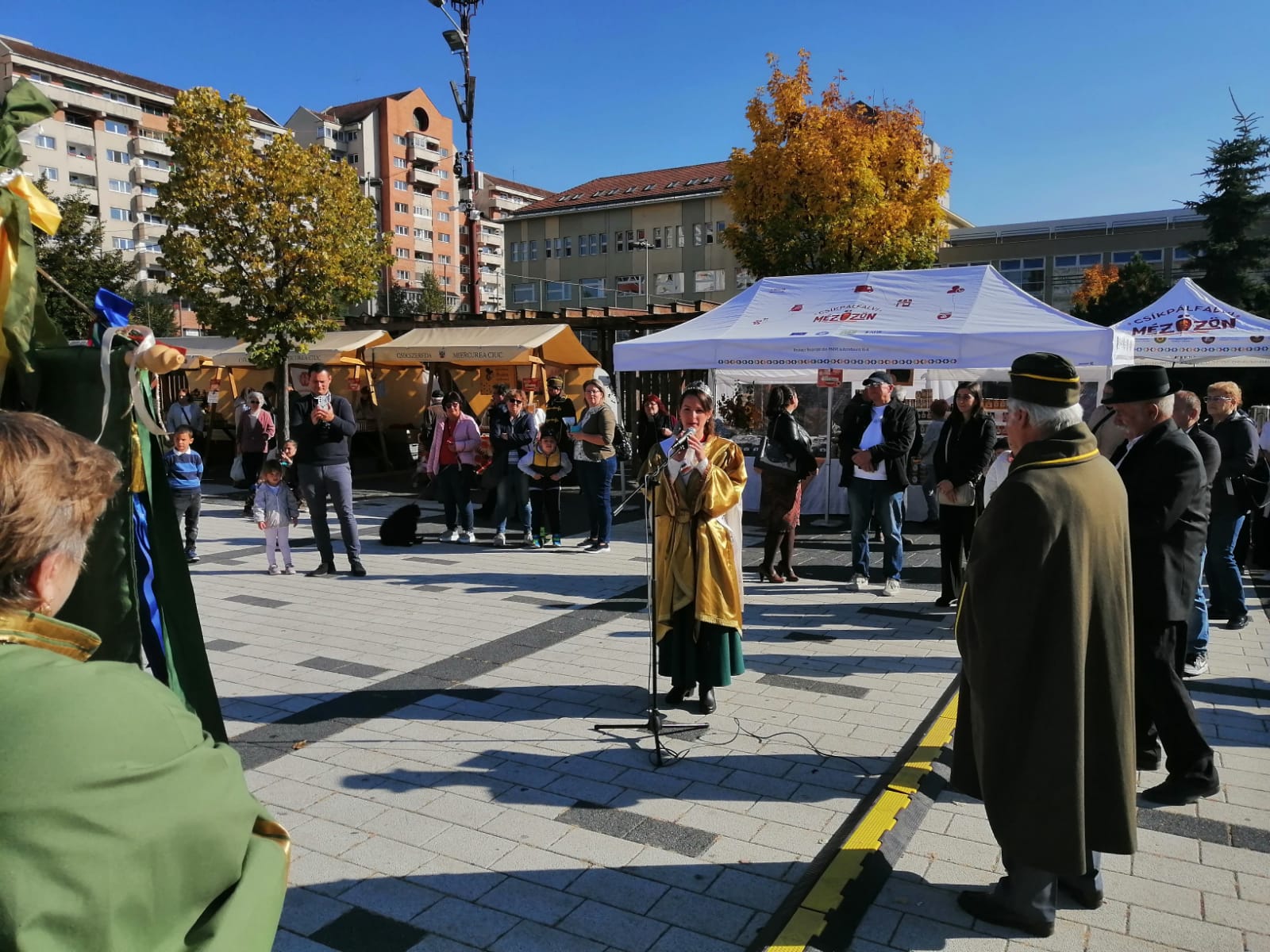 Baloghné Dóra Alexandra mézkirálynő köszöntötte az érdeklődőket | Fotó: Létai Tibor