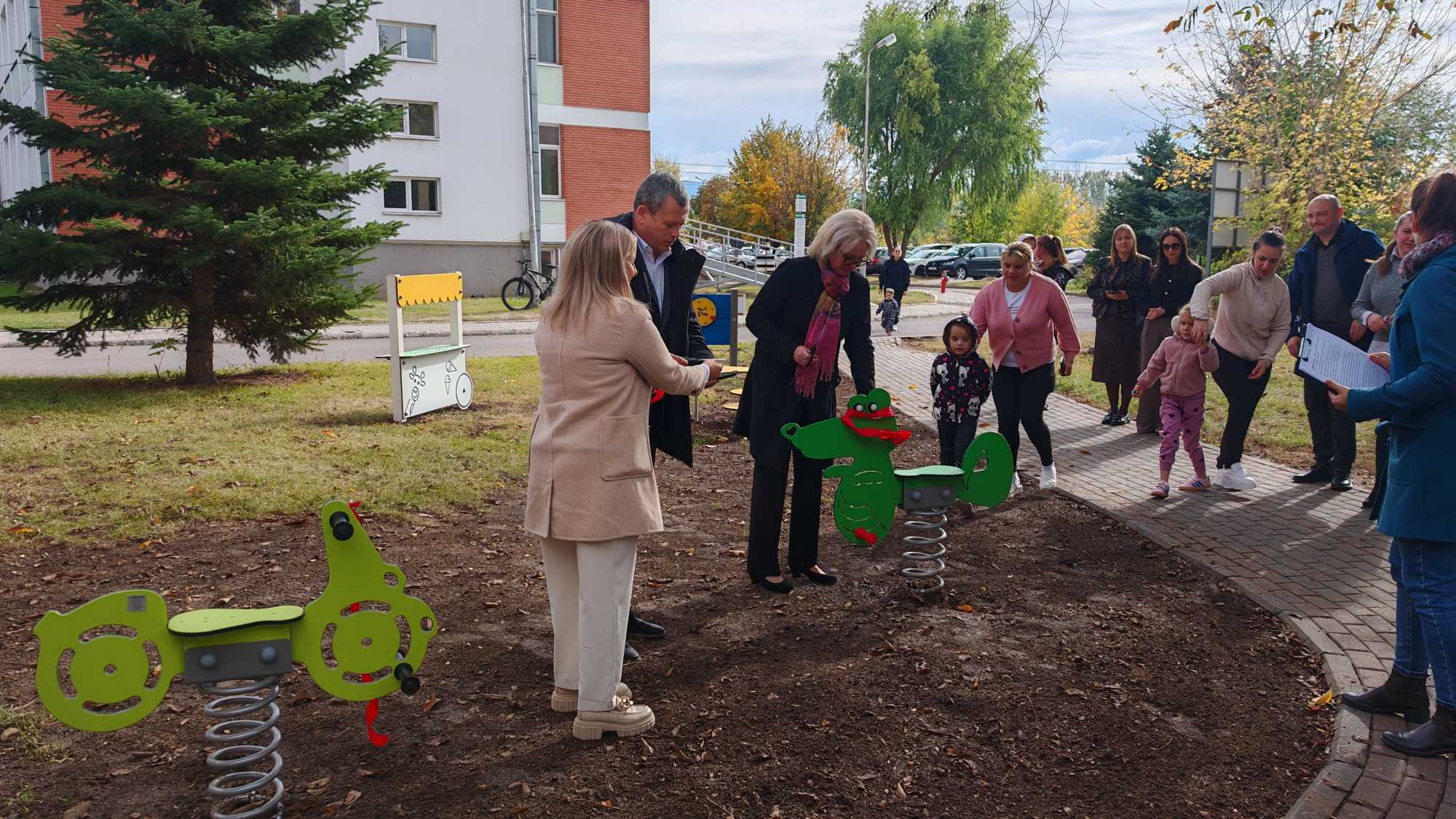 A gyerekek birtokukba is vették a játszótért