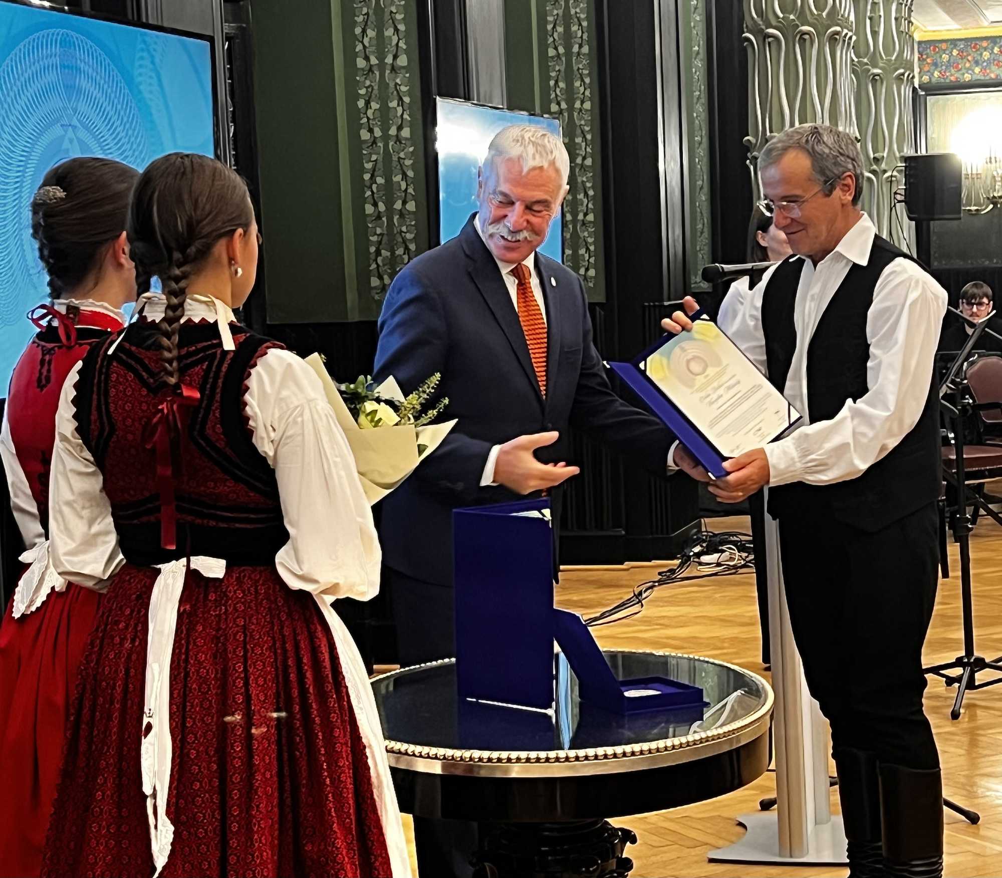 Tamás Sándor, a Kovászna Megyei Tanács elnöke és Vargha Mihály szobrászművész. 