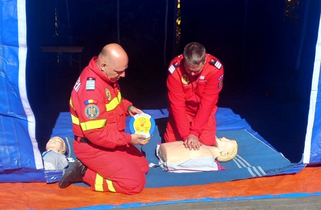 A kis eszköz Flora Dénes kezében a defibrillátor | Fotó: Márk Boglárka
