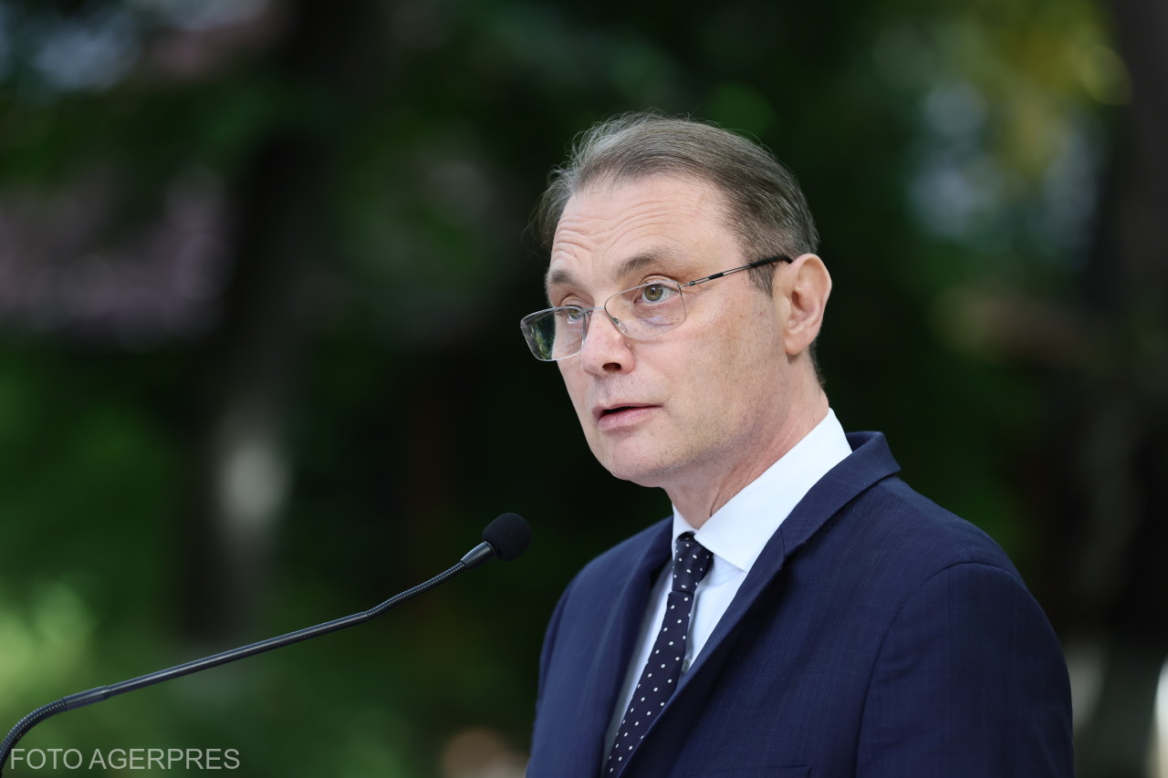 Luca Niculescu csütörtök este nyújtotta be kormányprogramját és miniszterei névsorát. | Fotó: Agerpres