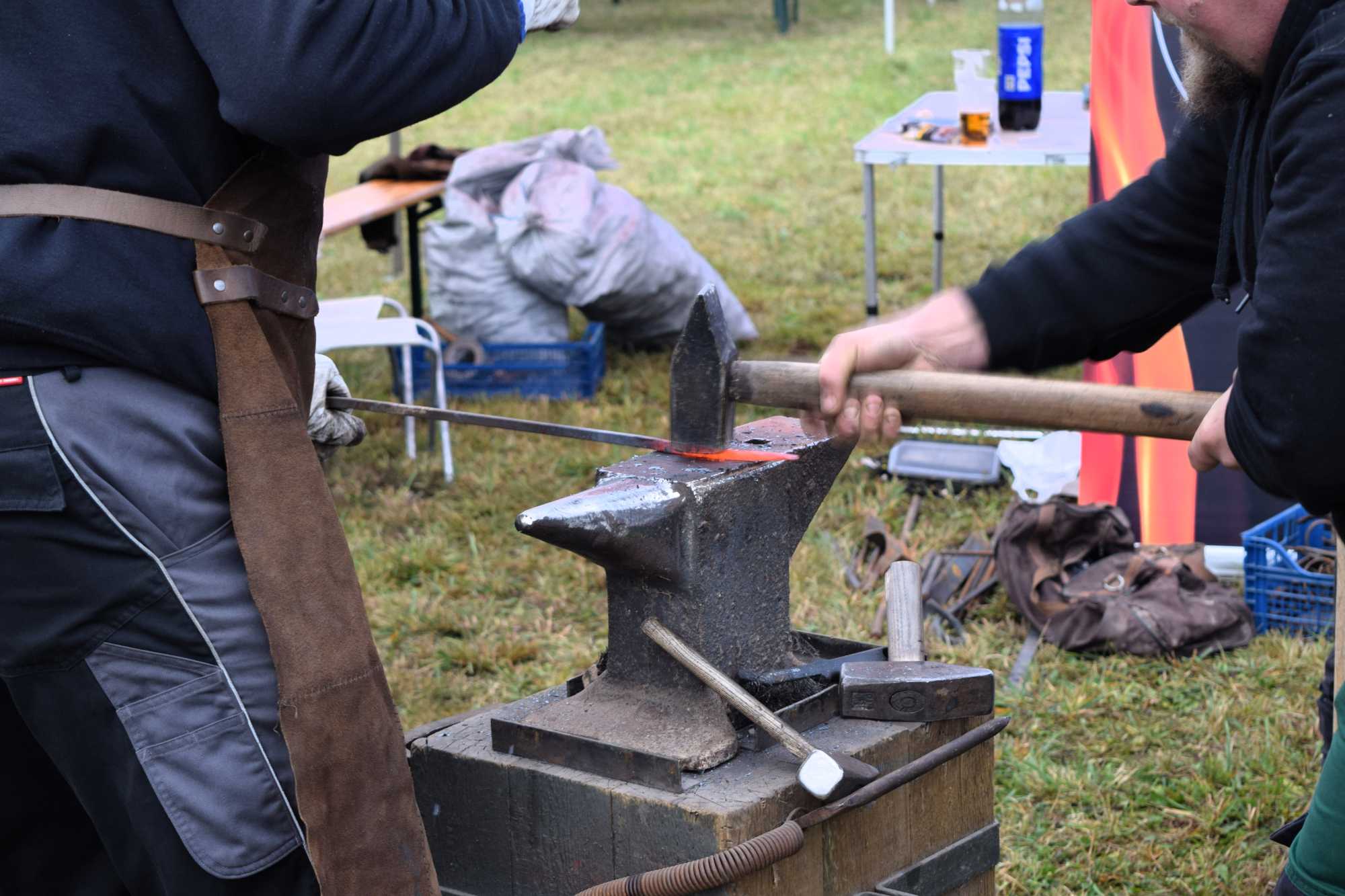 Kov&aacute;csbemutat&oacute; a v&aacute;s&aacute;rt&eacute;ren. Munk&aacute;ban a G&oacute;b&eacute; kov&aacute;csok.