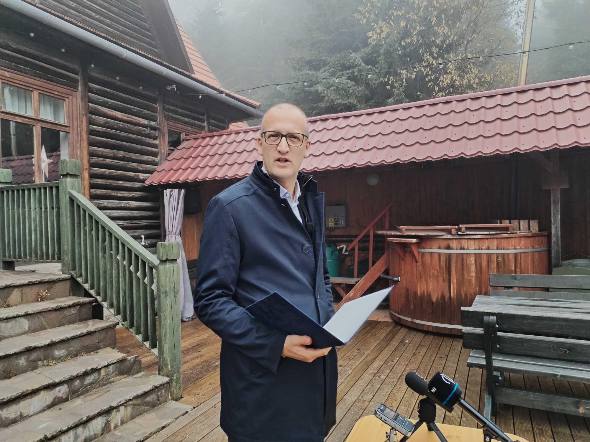 Rendhagyó helyszínen találkozott a sajtó képviselőivel Tarr Zoltán. | Fotó: F.E.