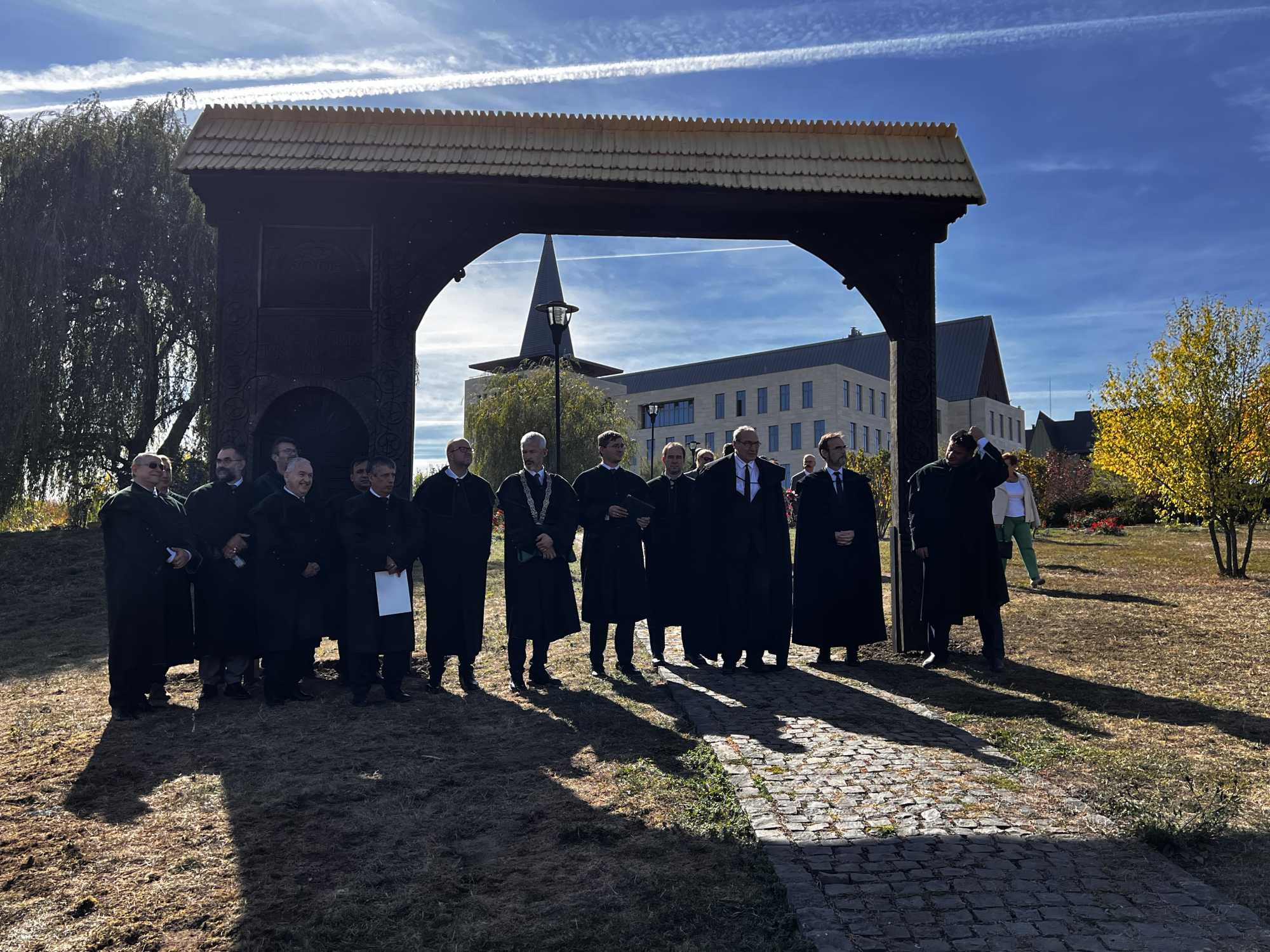 Székelykapu a marosvásárhelyi Sapientia udvarán. | Fotó: Rákóczi Kinga