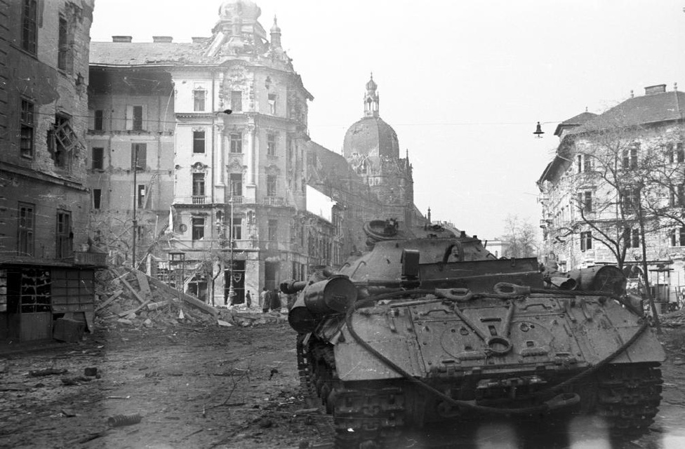 Szovjet harckocsi a budapesti romok között 1956. novemberében. | Fotó: Fortepan