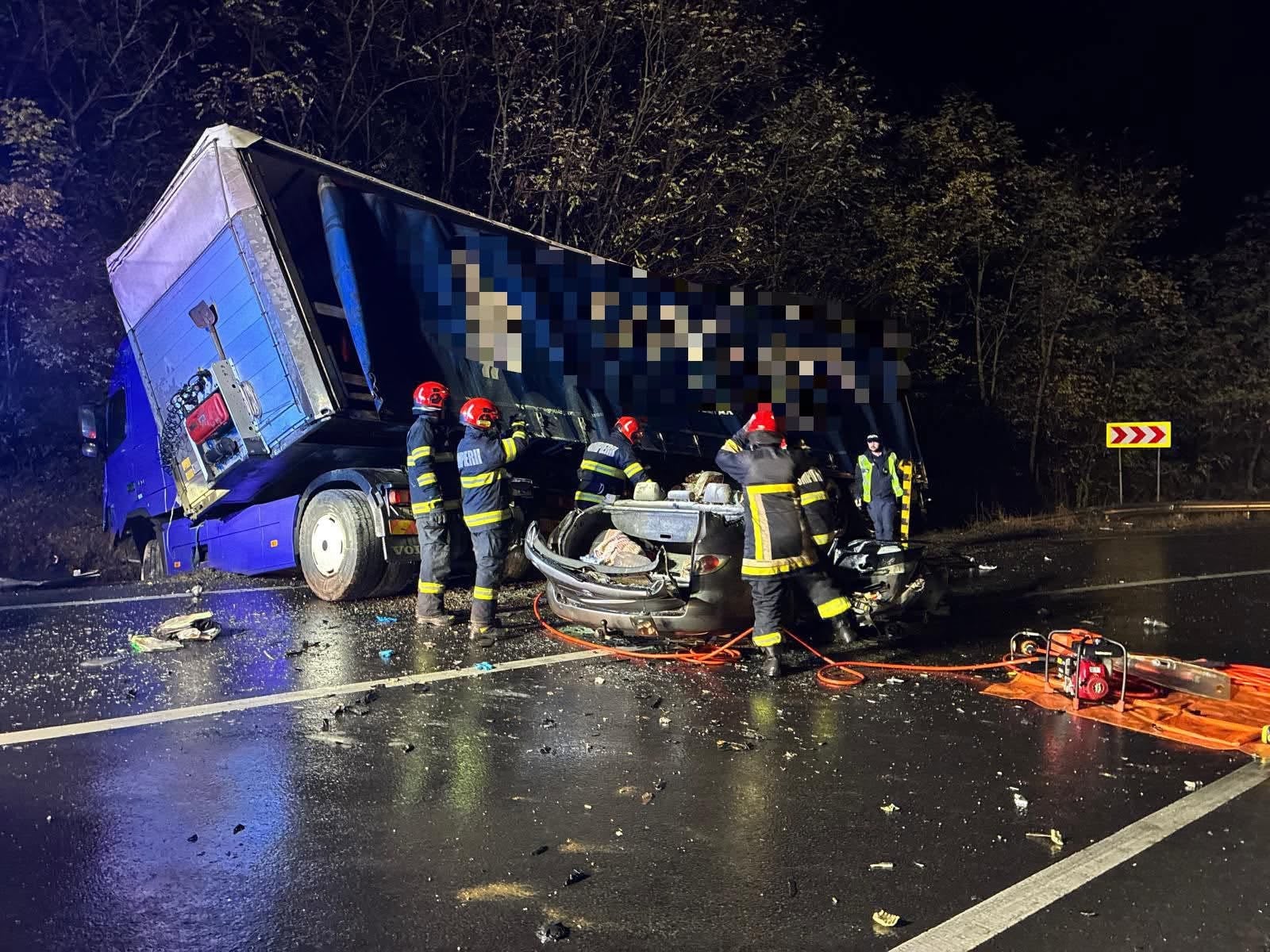 A személyautó kigyullat az ütközés következtében. 