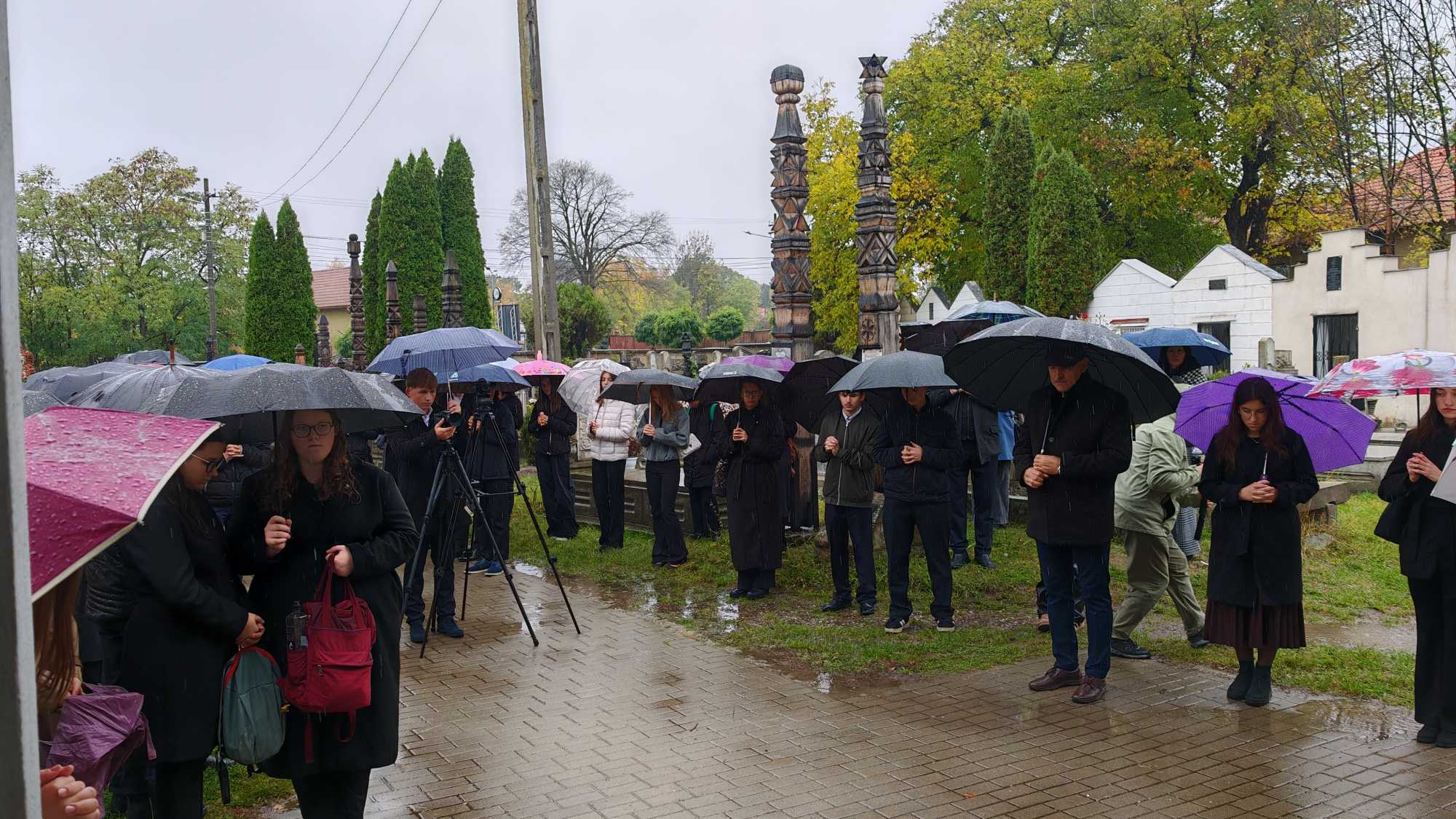 Zuhogó esőben zajlott a megemlékezés