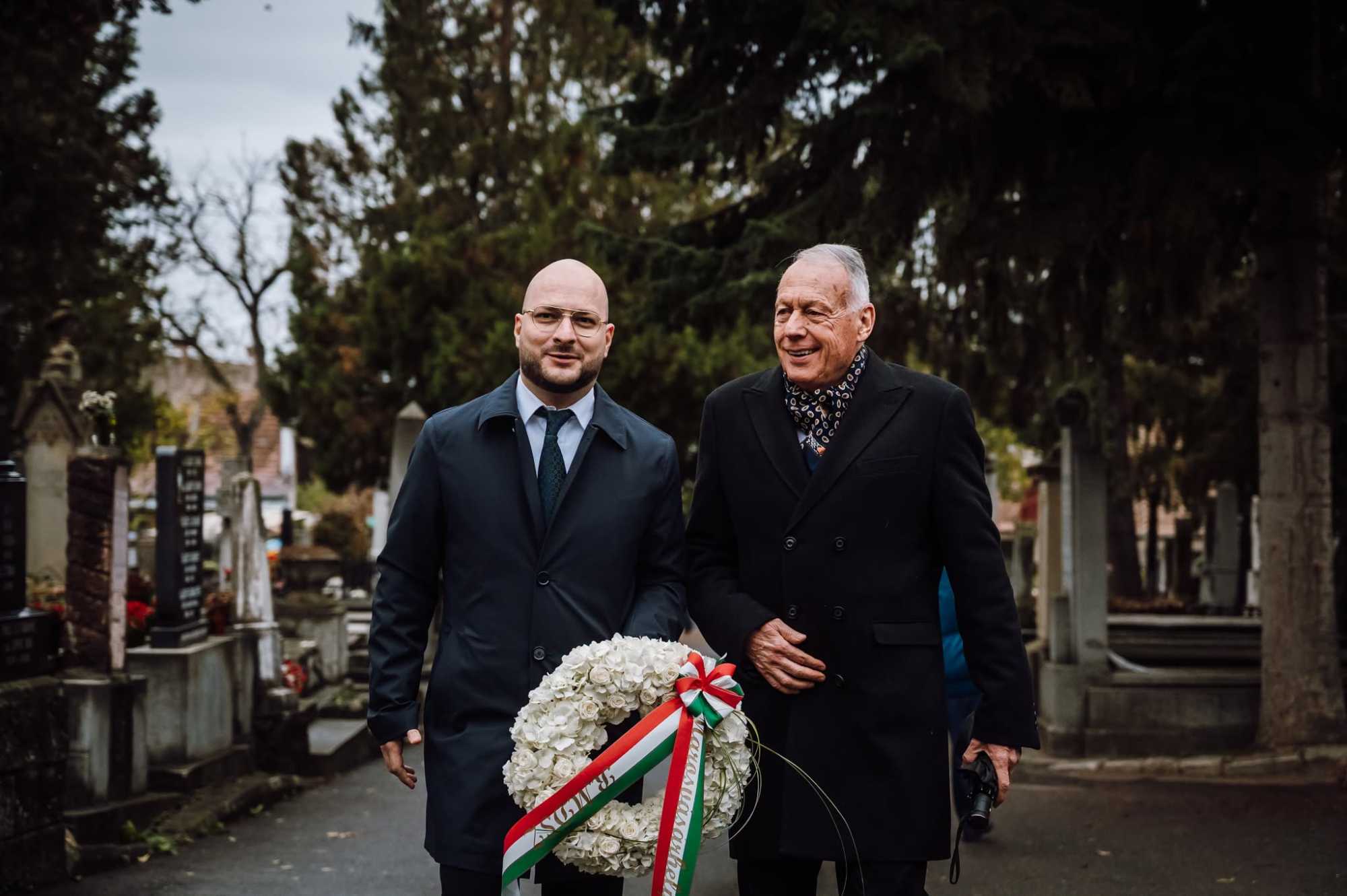 Kovács Mihály Levente és Borbély László a marosvásárhelyi református temetőben. | Fotó: Kovács Mihály Levente Facebook oldala