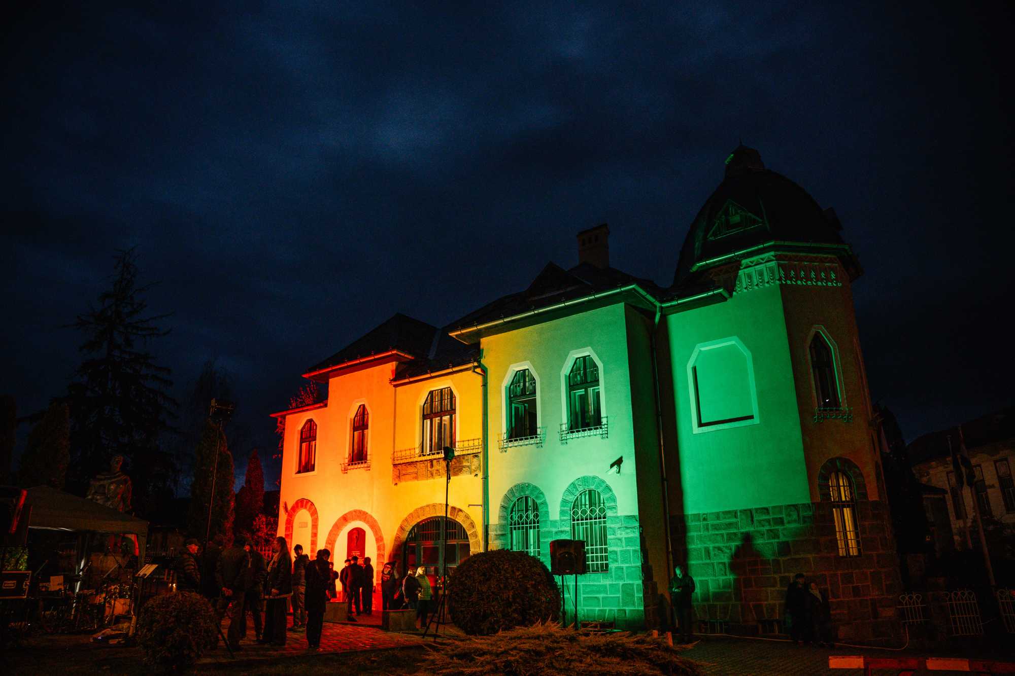 Magyarország Csíkszeredai Főkonzulátusának épülete is ünnepi díszkivilágítást kapott. | Fotók: Teutsch Tamás Photography