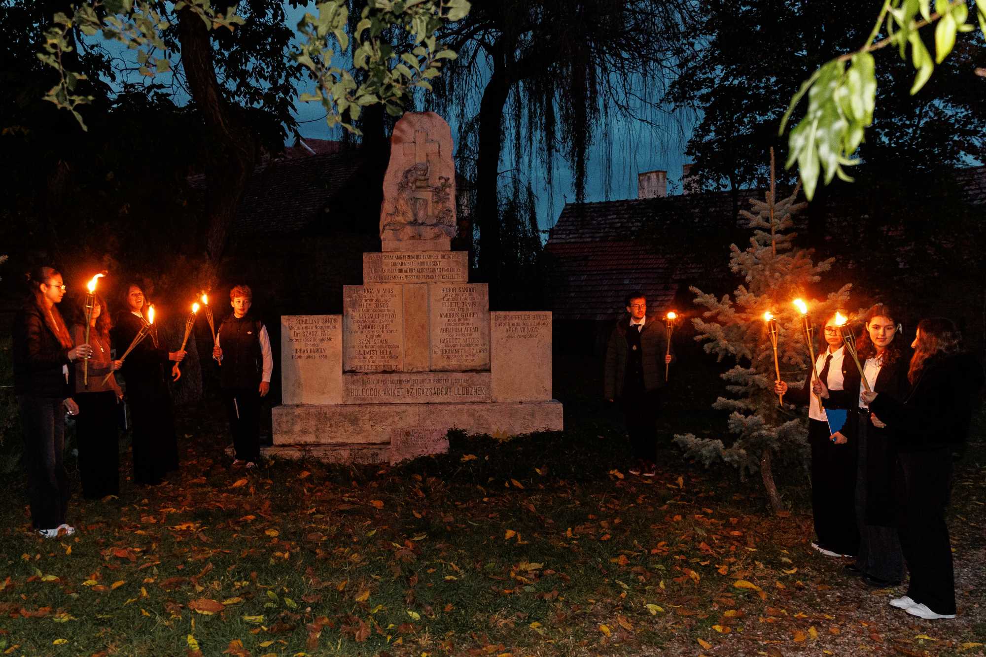 Koszorúztak is.