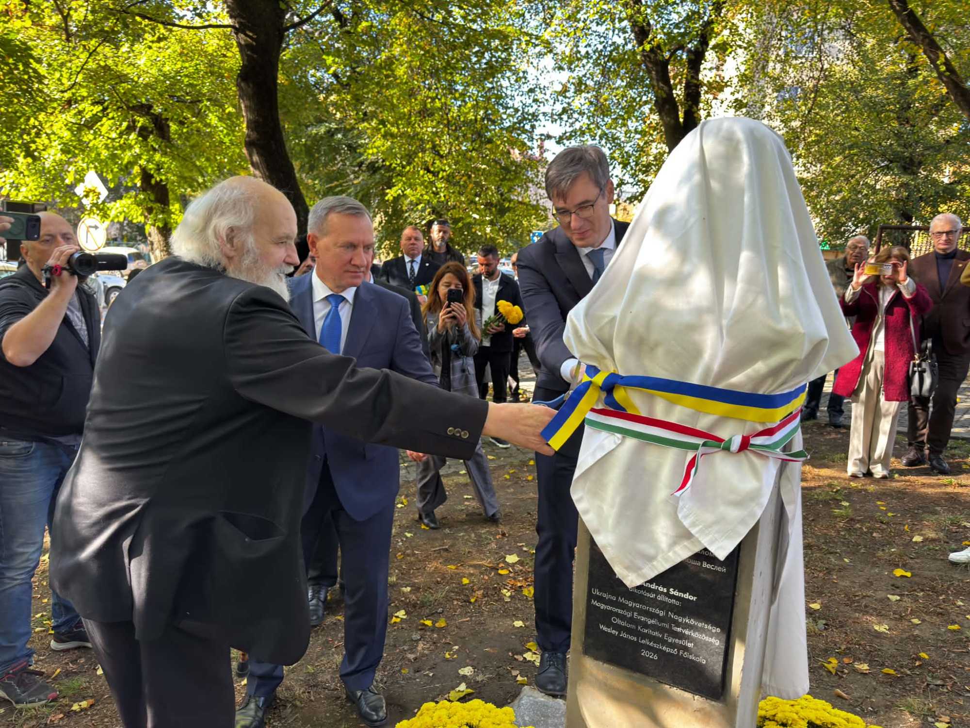Az avatók a leleplezésre váró szobor körül: (b-j) Iványi Gábor a MET lelkésze, Bohdan Andrijiv ungvári polgármester és Karácsony Gergely Budapest főpolgármestere l Fotó: Szabó Sándor/Kárpáti Igaz SZÓ