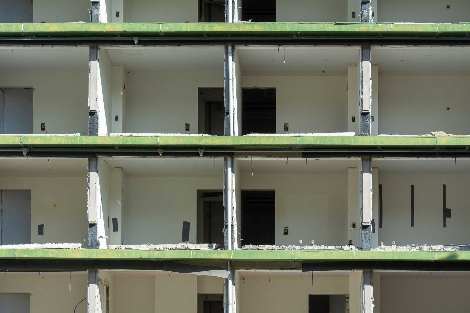 Illegálisan emelt tízemeletes tömbházak is állnak üresen. | Illusztráció | Fotó: Pexels