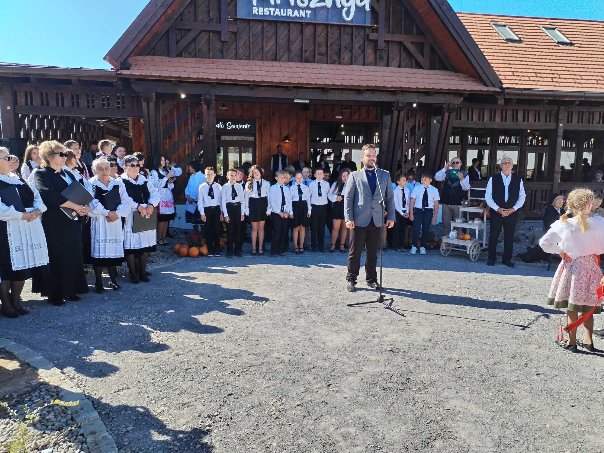 Kányádi Szilárd színművész szaval.