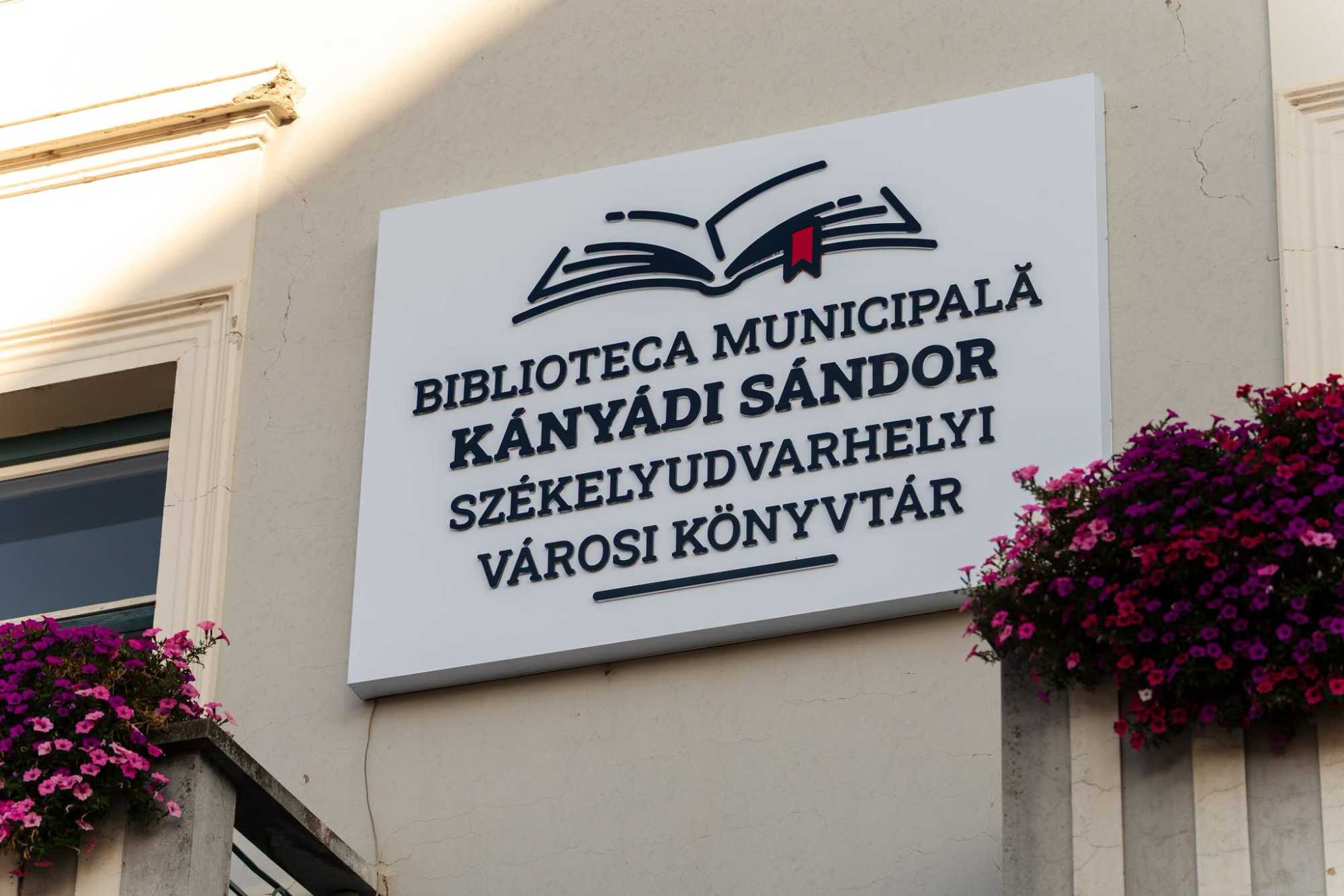Kányádi Sándor neve került fel a könyvtár homlokzatára.