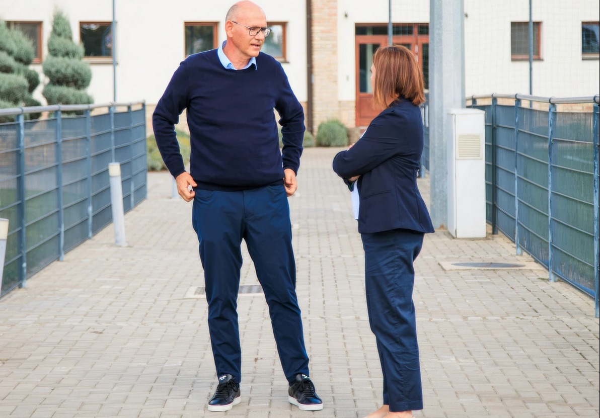 Zsemberi János és Tómó Margaréta a topolyai fociakadémián | Fotó: Kiss Árpád/Balk Magazin