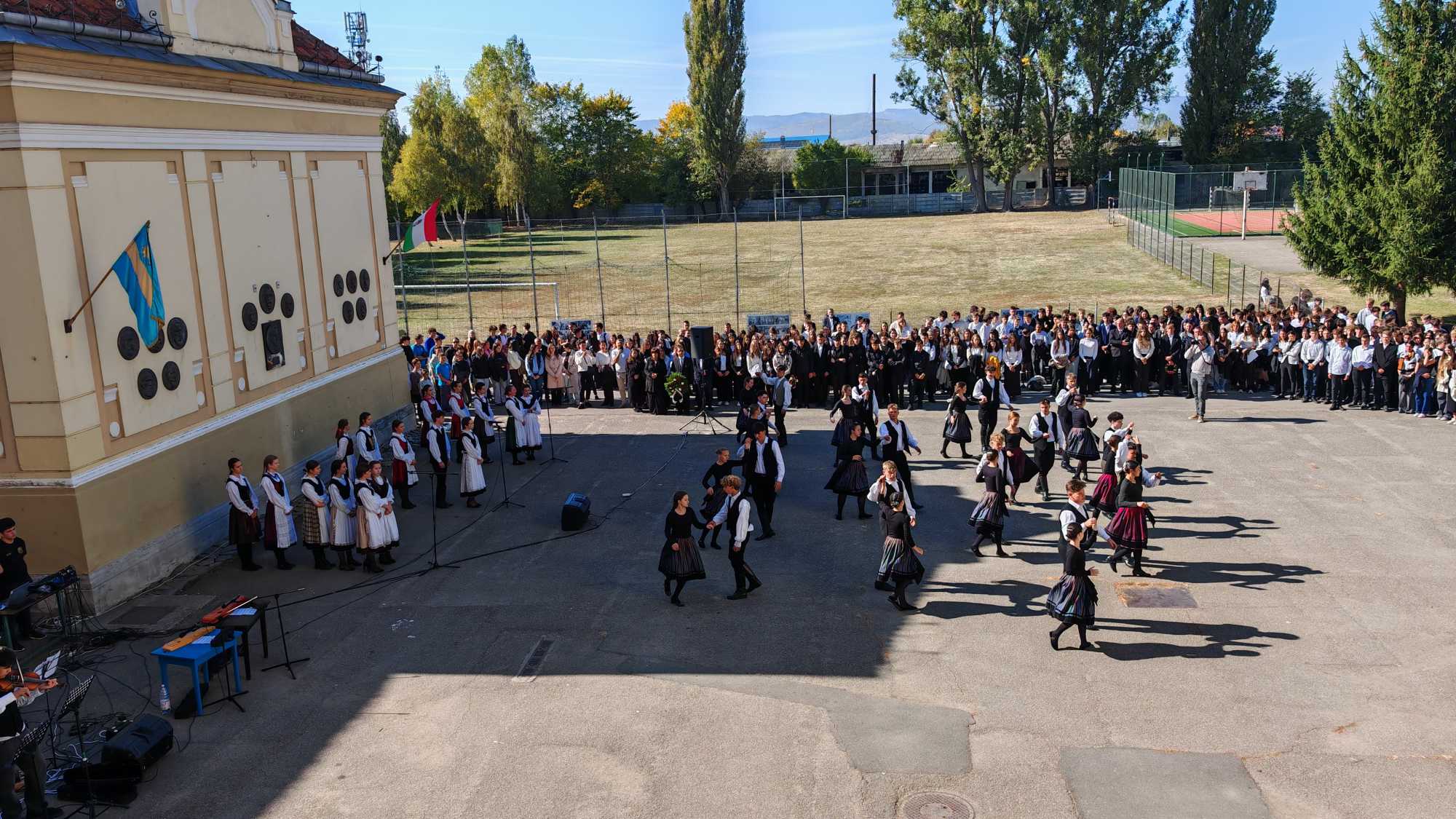Az iskola udvara adott otthont az eseménynek