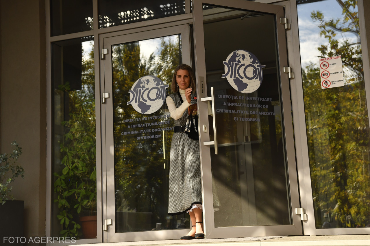 Cristela Georgescu, a korábbi elnökjelölt, Călin Georgescu felesége a DIICOT székházánál. | Fotó: Agerpres