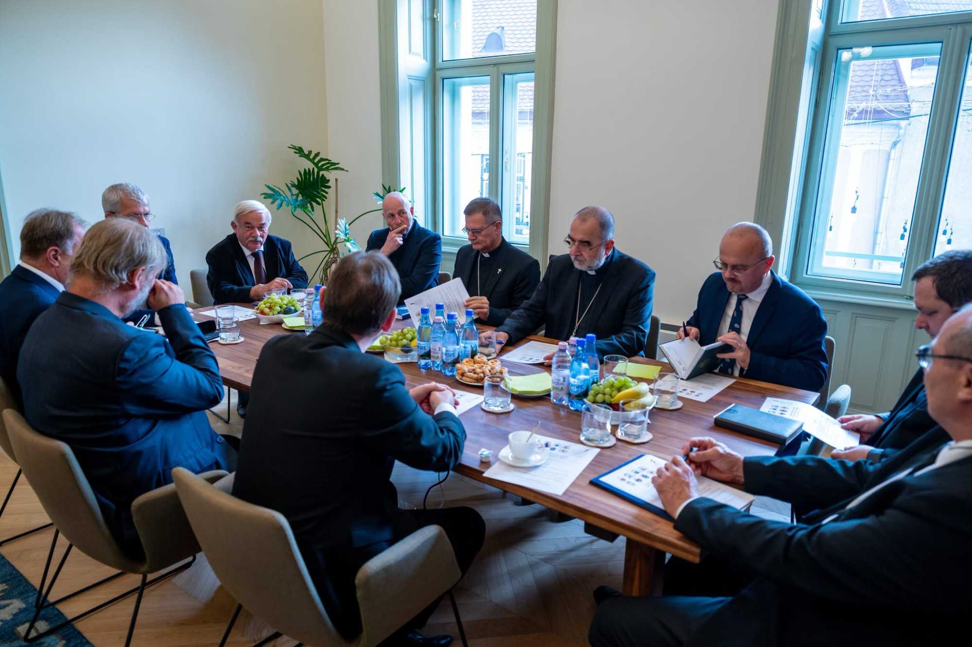 Aláírták elköteleződésükről szóló nyilatkozatukat | Fotó: Kiss Gábor/Erdélyi Református Egyházkerület/Facebook