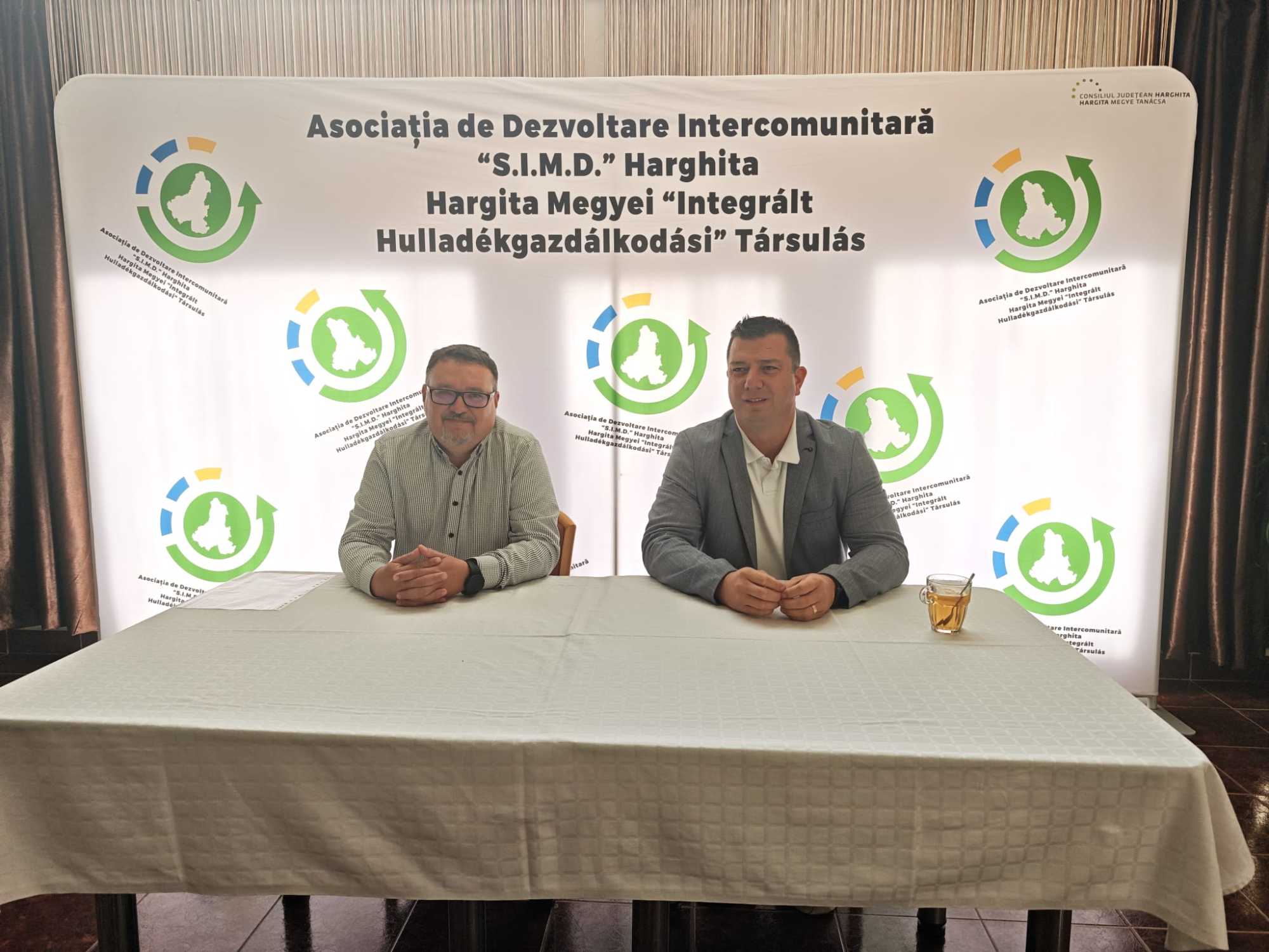 Wesselényi István projektfelelős az AVE Románia részéről és Incze Csongor, a Hargita megyei Integrált Hulladékgazdálkodási Társulás elnöke (ADI SIMD) | Fotó: Hargita Megye Tanácsa